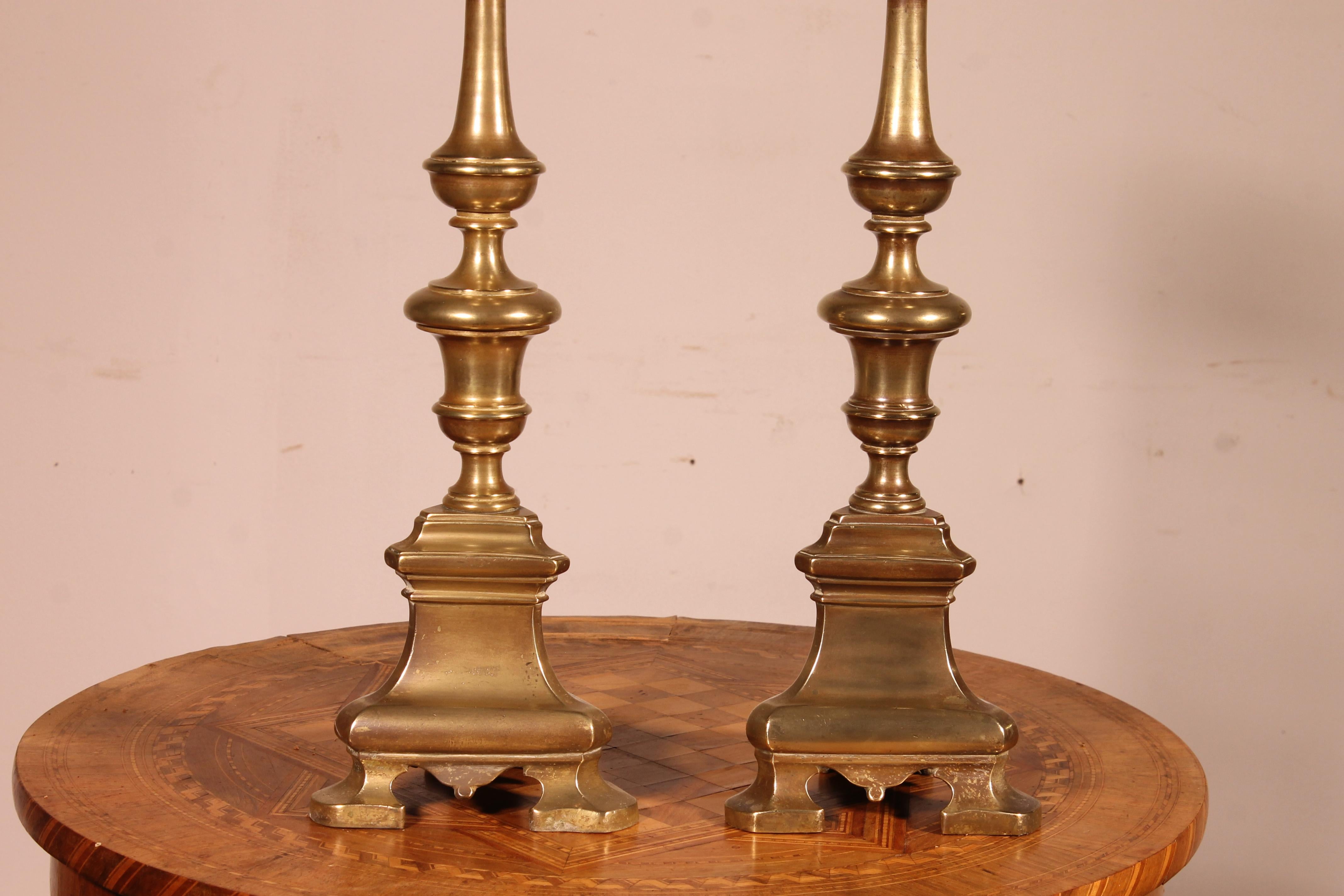 Elegante coppia di bastoni da candela in bronzo della fine del XVII secolo provenienti dall'Italia

Aspetto bello e buona qualità, con piccole tracce di usura che rendono il loro charme

Bellissimi pezzi in bronzo fuso con un'altezza di 69 cm.
nota: