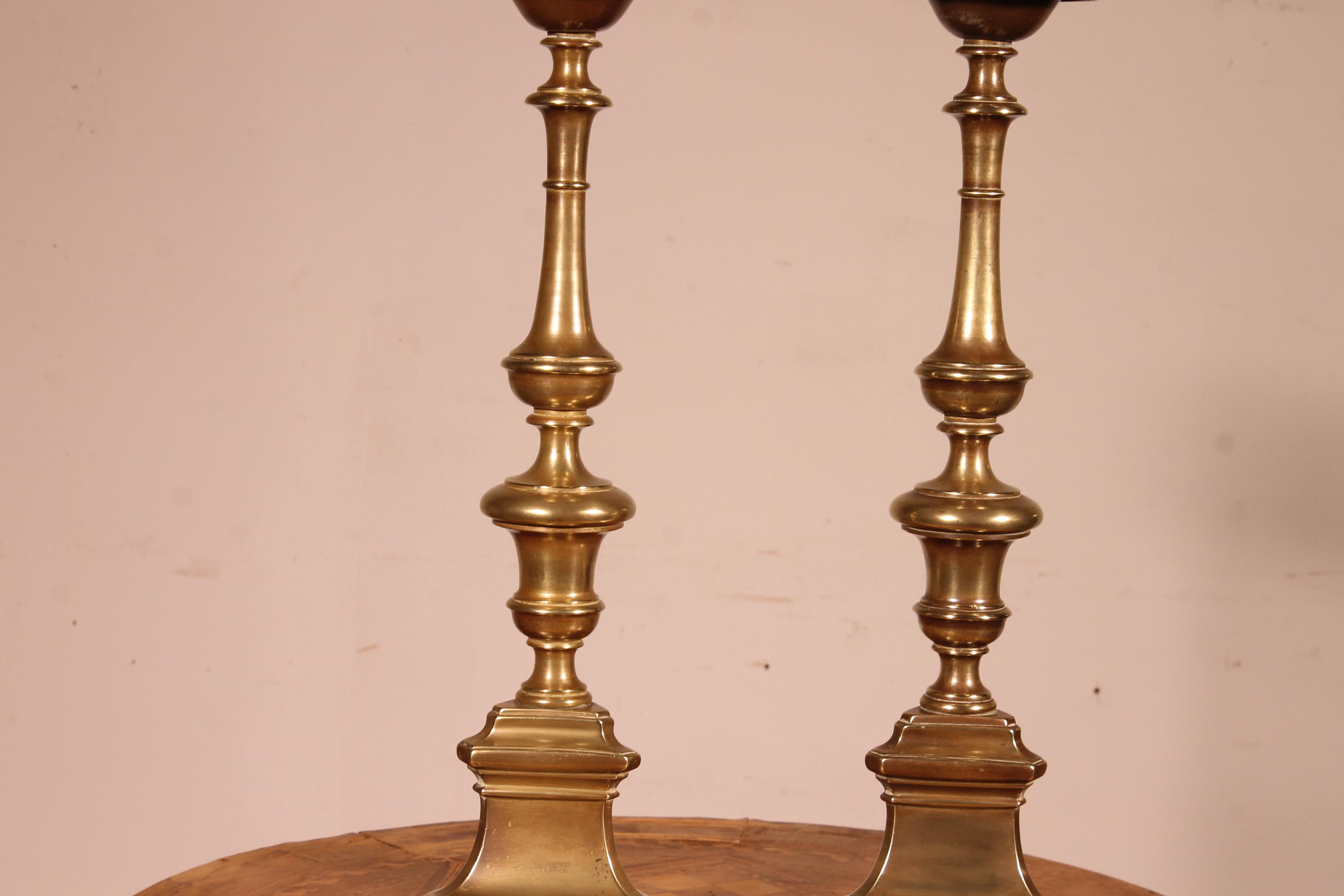 Rinascimento Coppia di candelieri in bronzo italiani della fine del XVII secolo in vendita