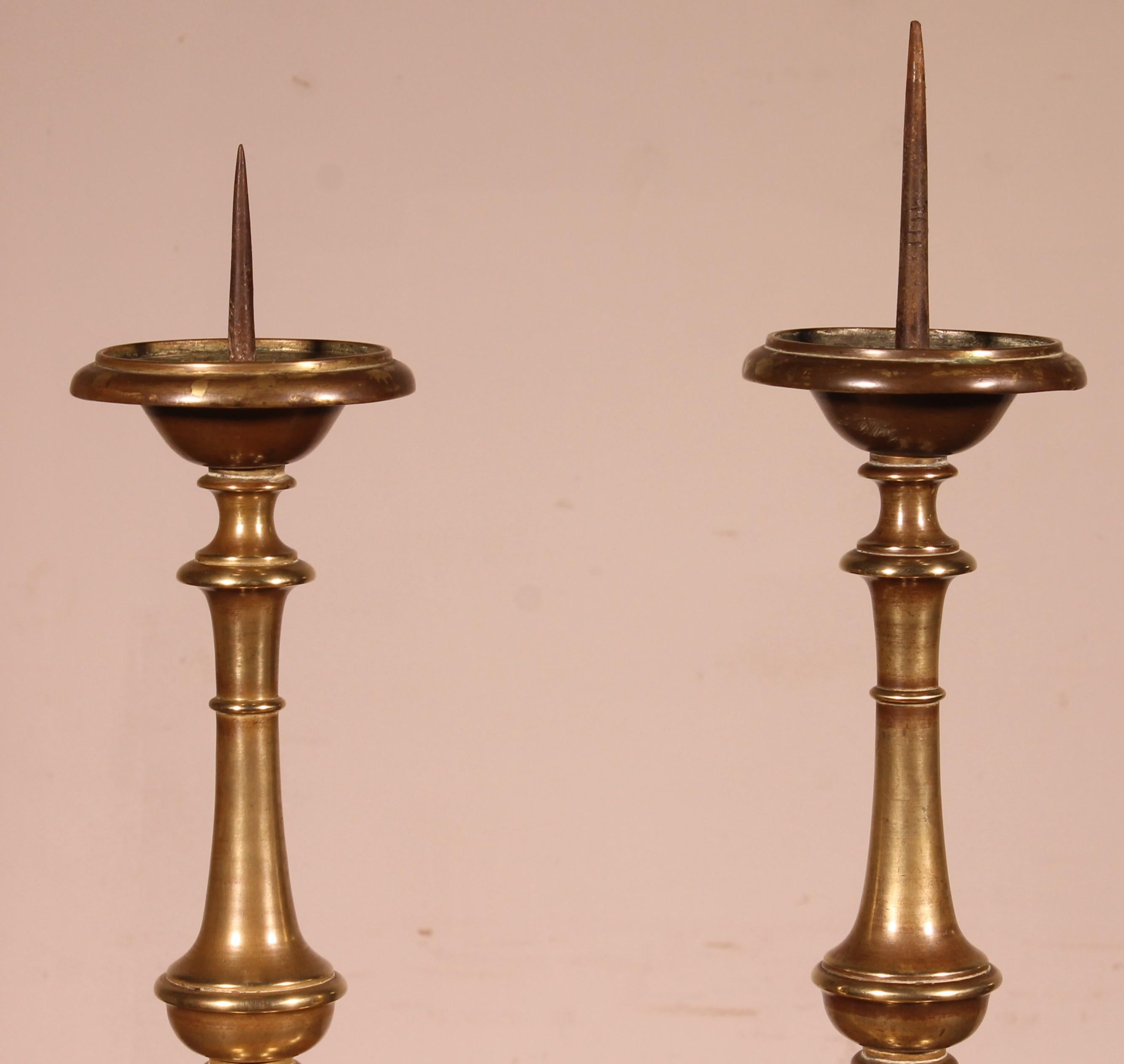 Italiano Coppia di candelieri in bronzo italiani della fine del XVII secolo in vendita