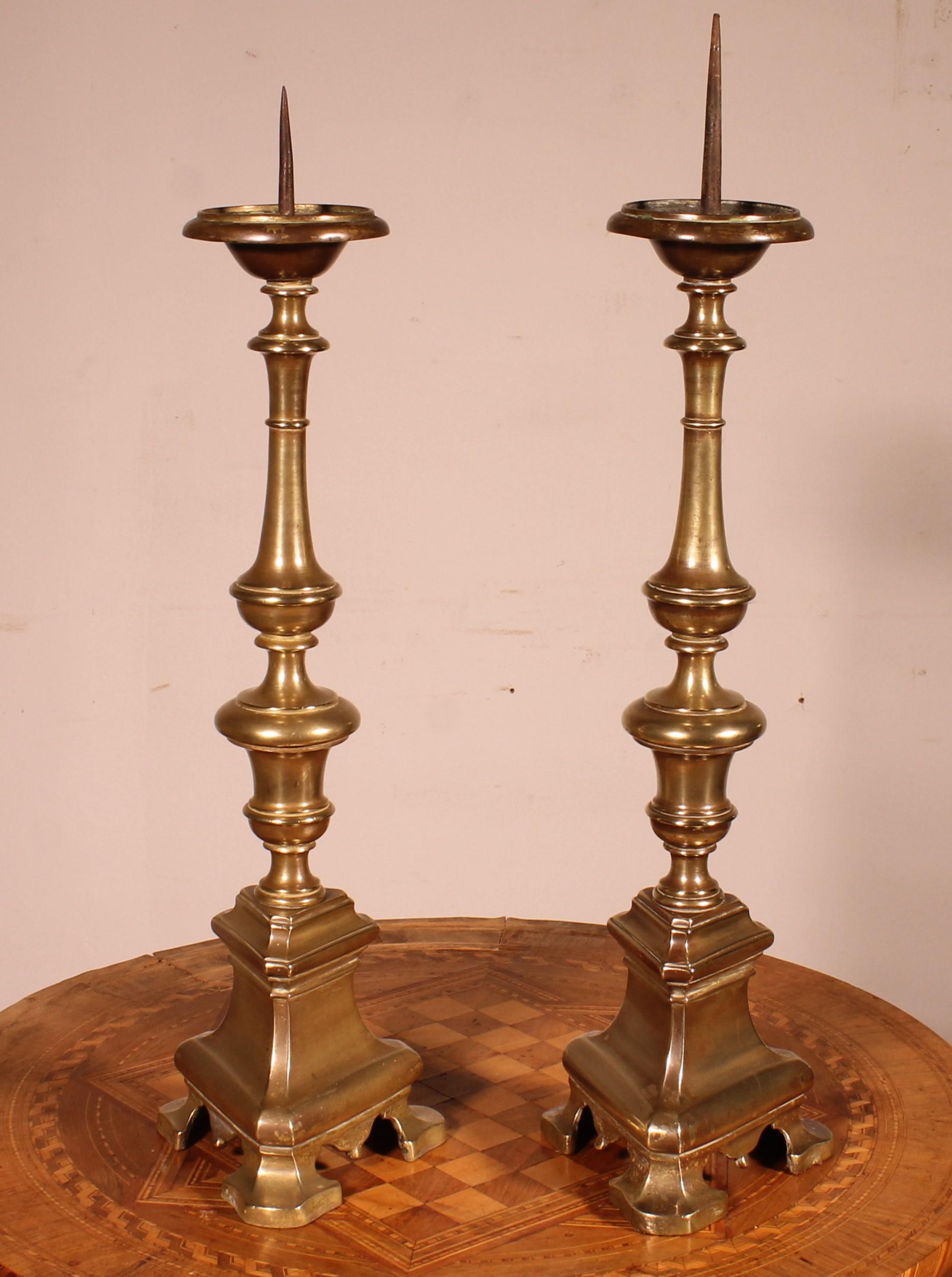 Coppia di candelieri in bronzo italiani della fine del XVII secolo In condizioni buone in vendita a Brussels, Brussels