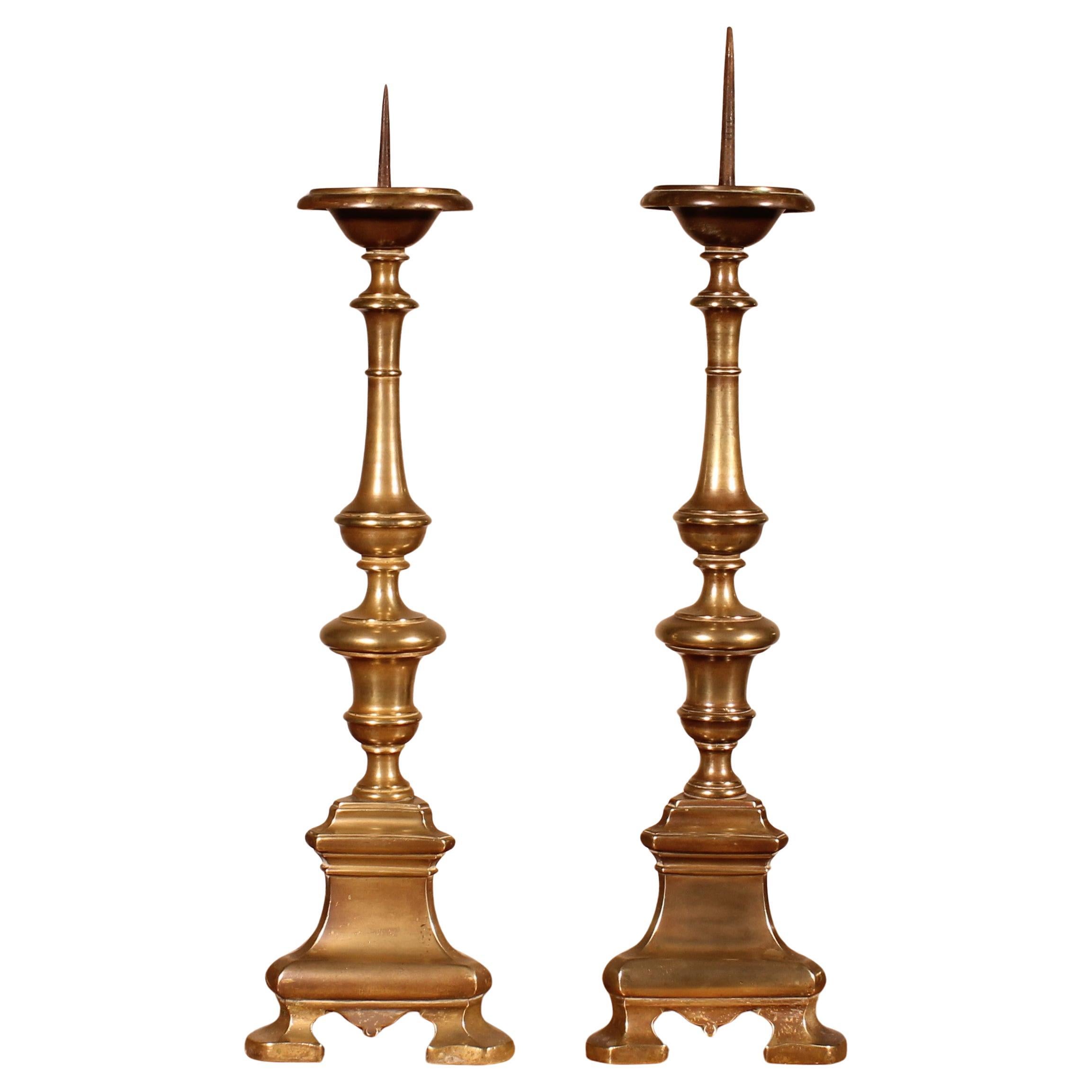 Pareja De Candeleros De Bronce Italianos De Finales Del Siglo XVII