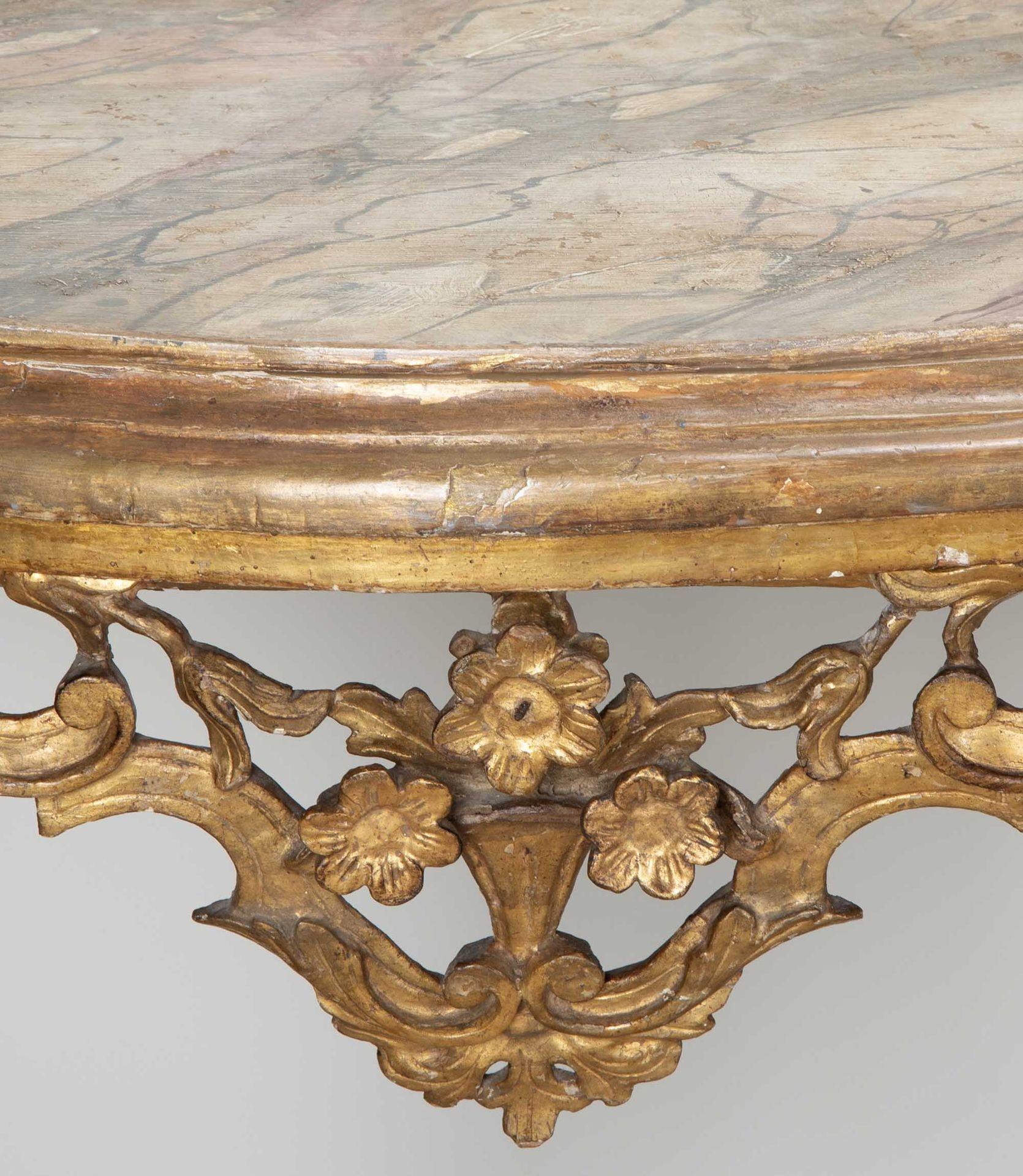 Paire de consoles italiennes en bois doré sculpté de la fin du XVIIe siècle en vente 4