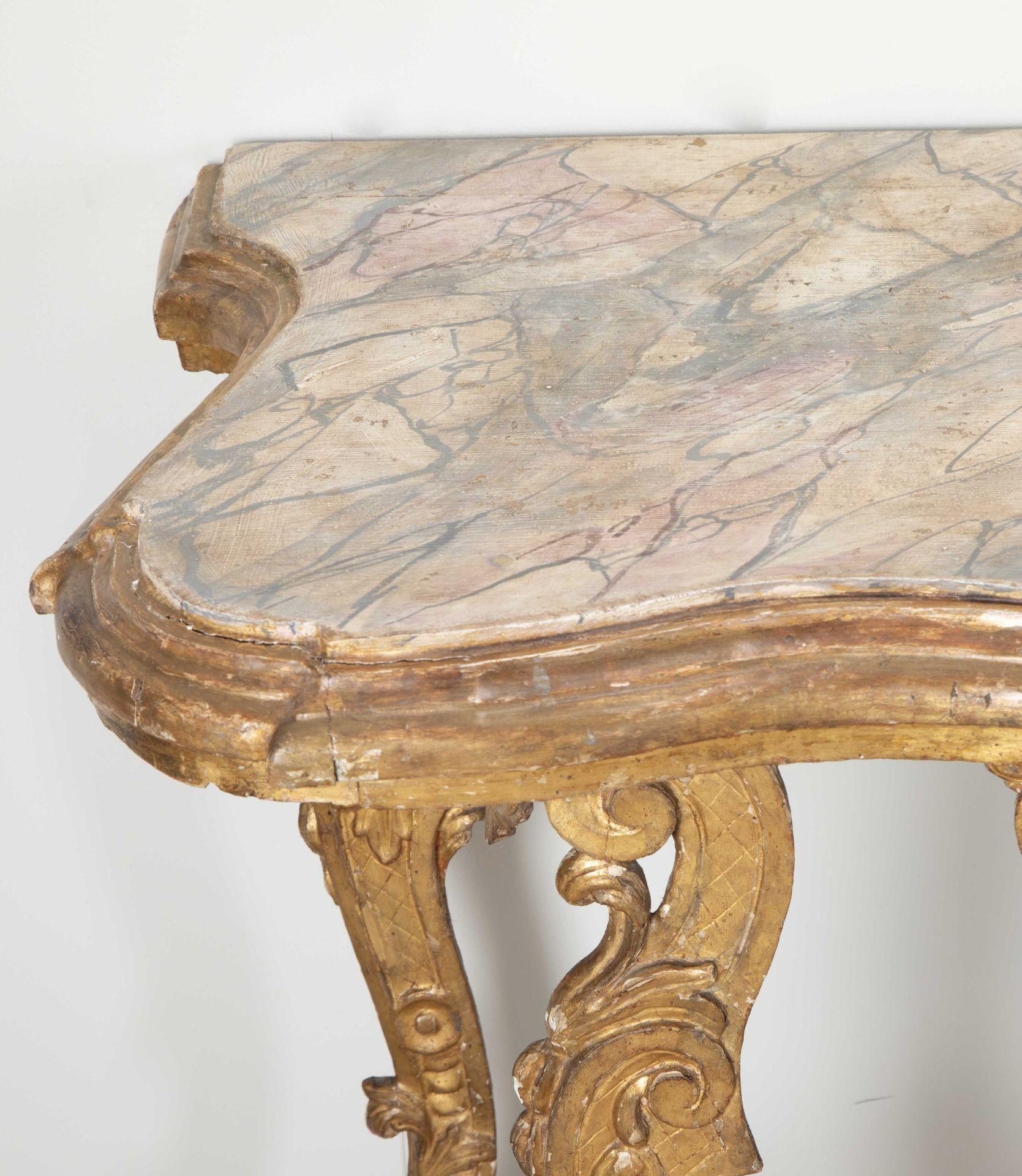 Paire de consoles italiennes en bois doré sculpté de la fin du XVIIe siècle en vente 5