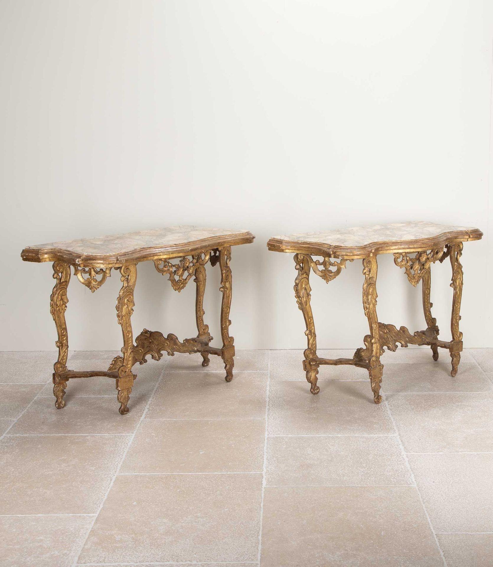 Baroque Paire de consoles italiennes en bois doré sculpté de la fin du XVIIe siècle en vente