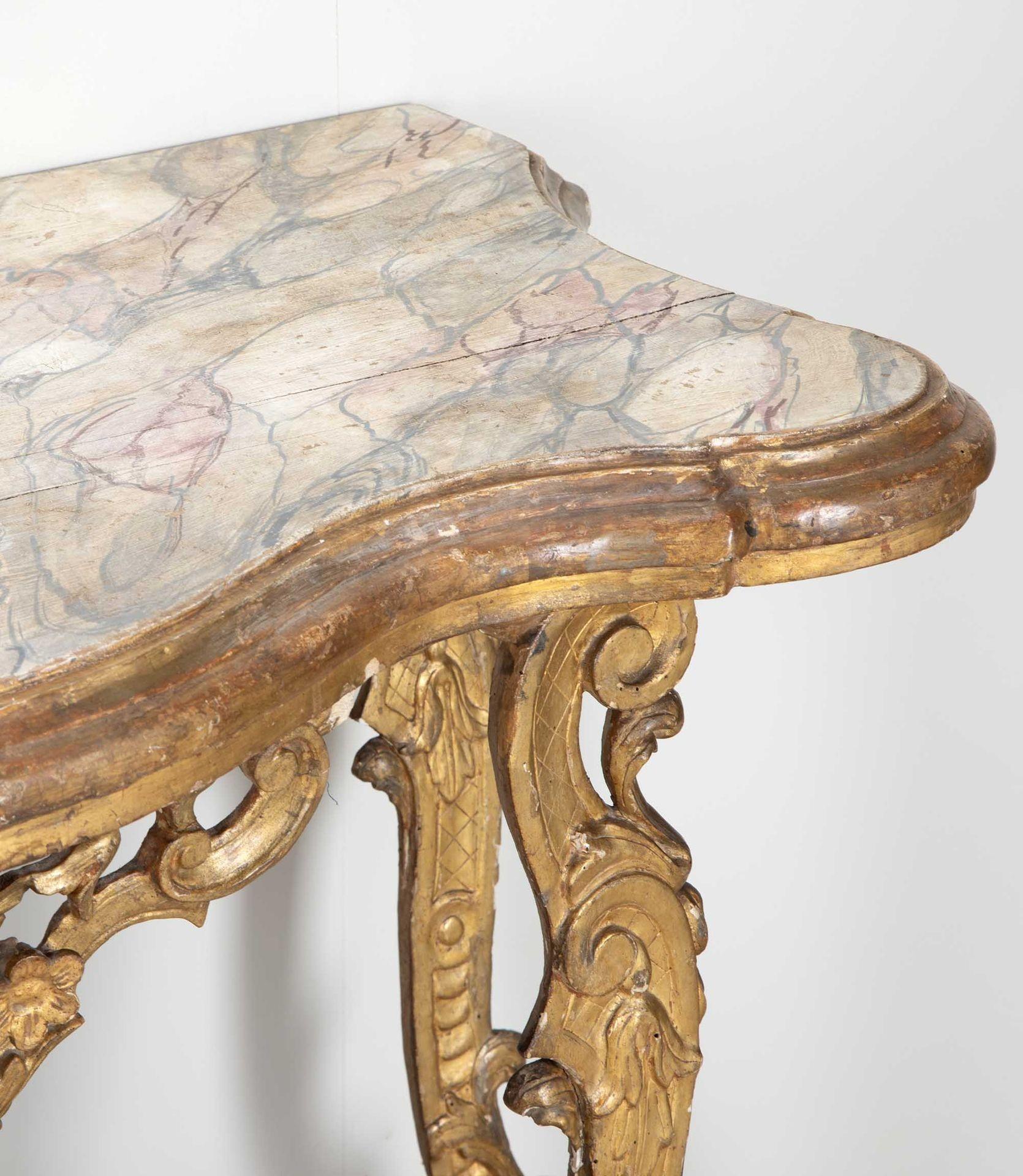 Paire de consoles italiennes en bois doré sculpté de la fin du XVIIe siècle en vente 3