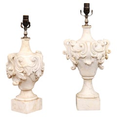 Paire d'éléments architecturaux en marbre sculpté en guise de lampes, datant de la fin du XVIIe siècle en Italie