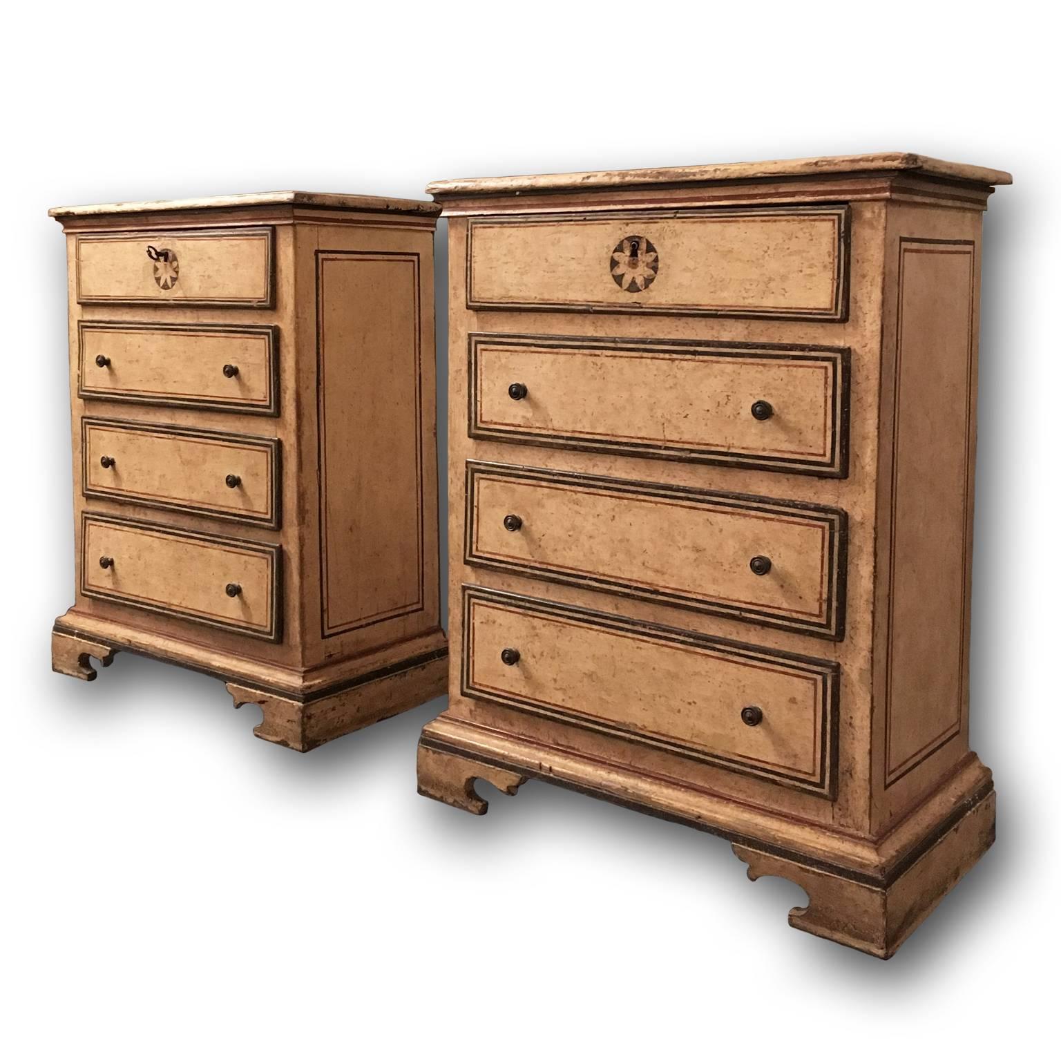 Pair of Late 17th Century Italian Louis XIV Painted Chests of Drawers In Good Condition In Firenze, IT