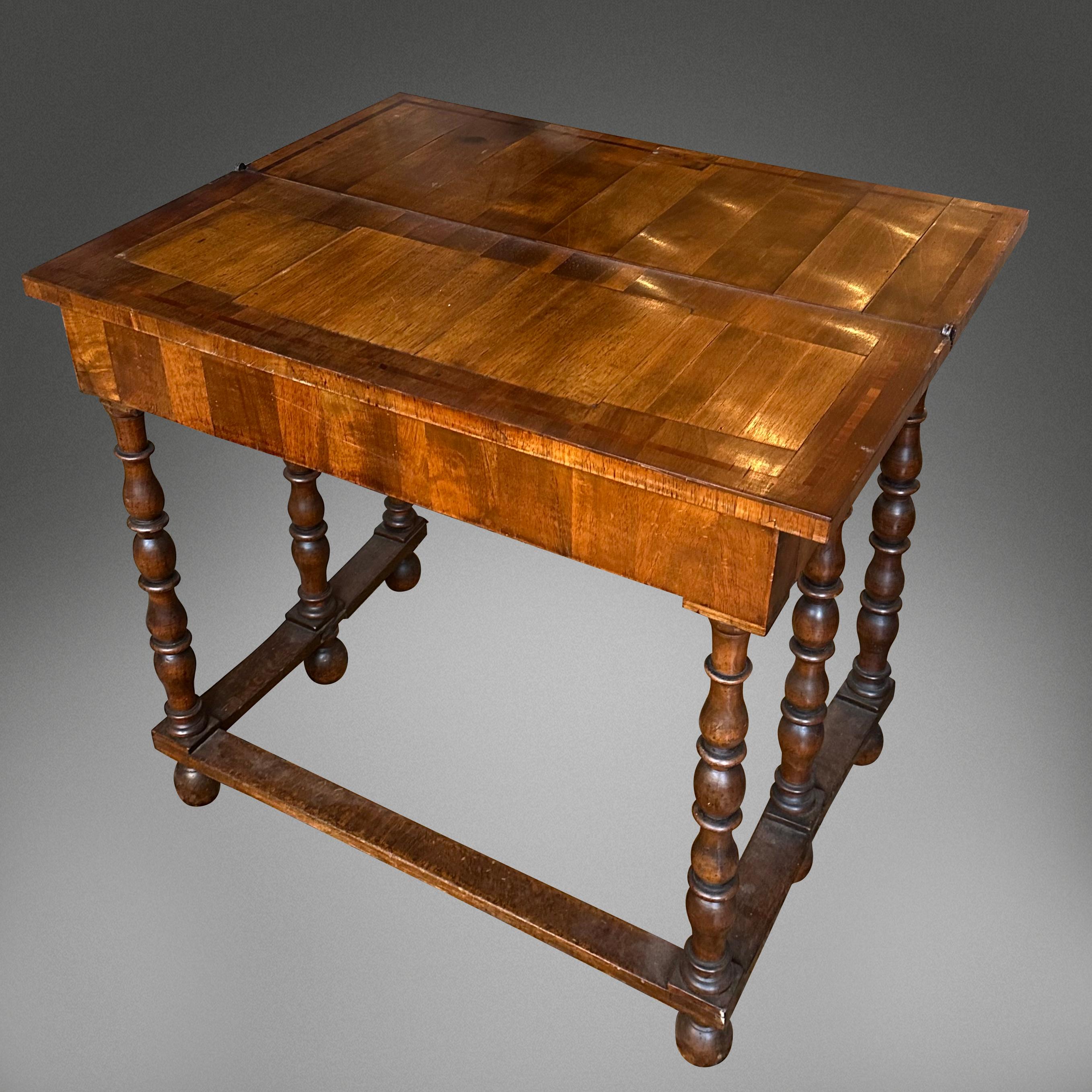 Pareja de raras mesas auxiliares de nogal y marquetería (mesas de cartas o de té) inglesas u holandesas de finales del siglo XVII, hacia 1690.

Cada mesa tiene un elegante tablero de marquetería que se despliega para ampliar la mesa al doble de su
