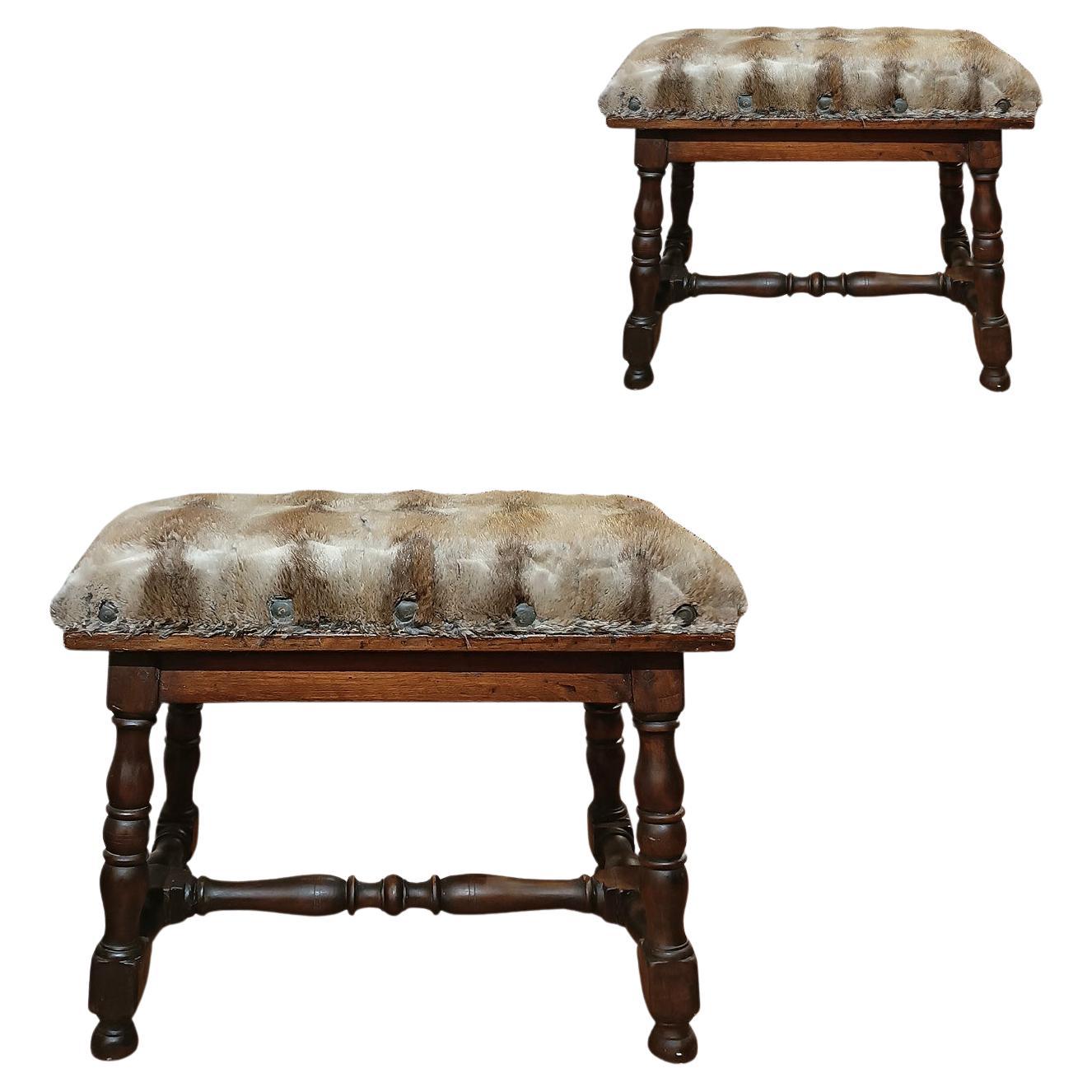 PAIR OF LATE 17th CENTURY WALNUT STOOLS in vendita
