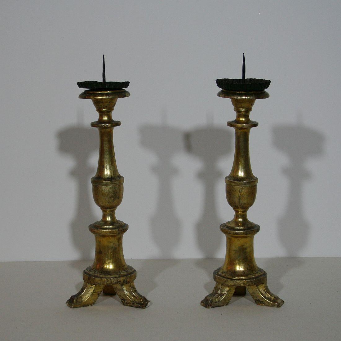 Pair of Late 18th-19th Century Italian Giltwood Candlesticks/ Candleholders In Good Condition In Buisson, FR