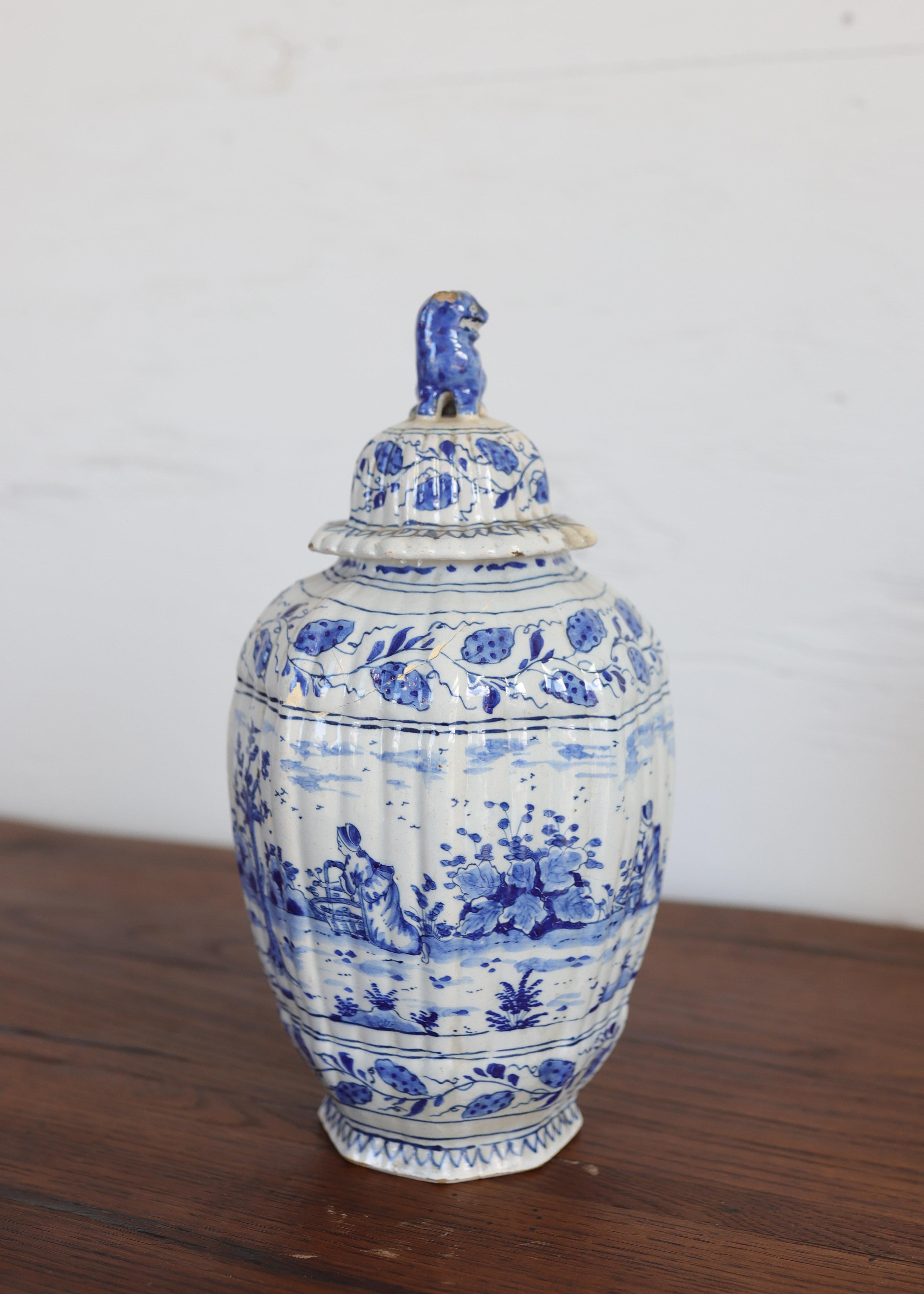 Paire d'A.I.C. de la fin du XVIIIe siècle. Pots en faïence française avec détails de têtes de lions en vente 4