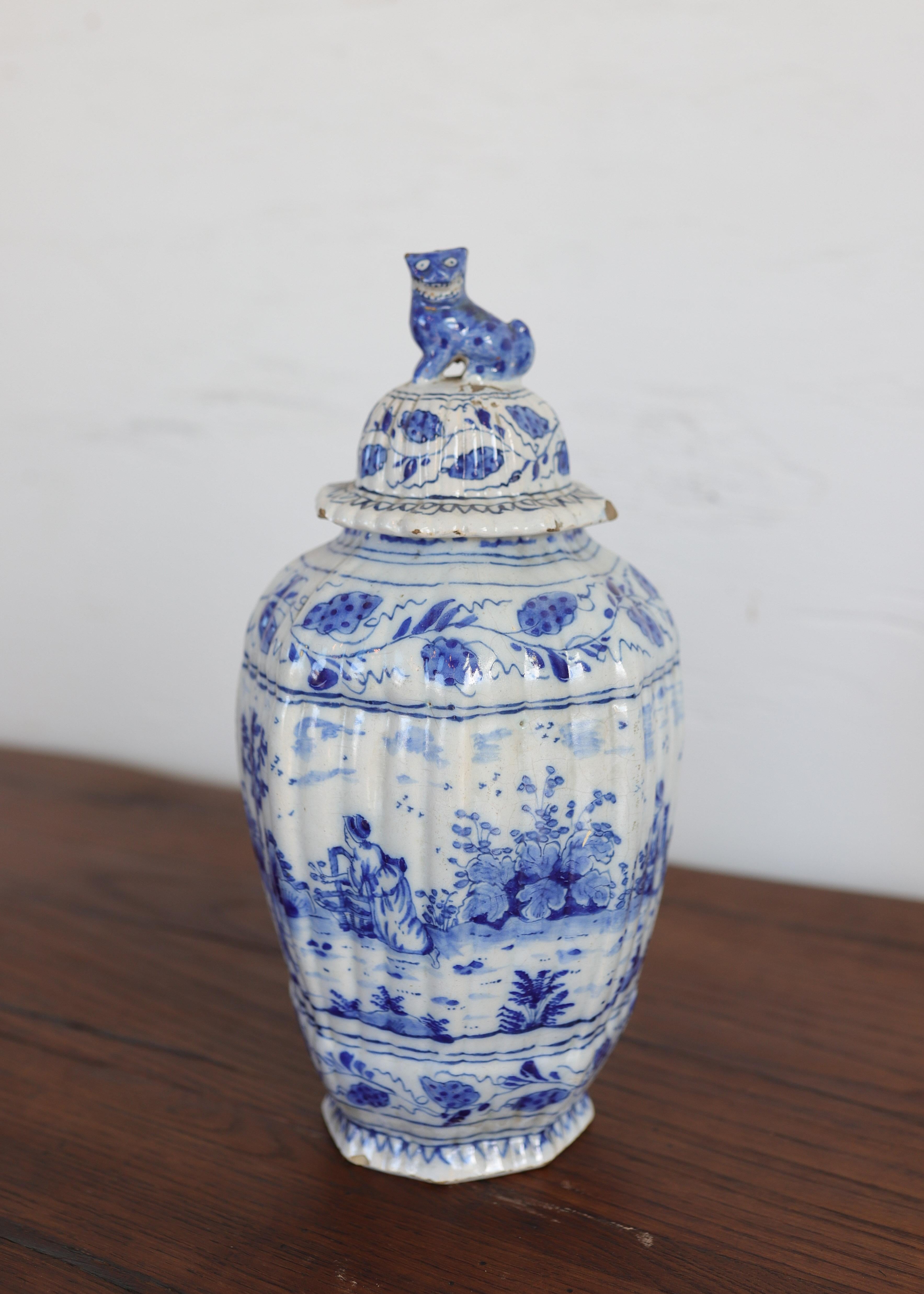 Paire d'A.I.C. de la fin du XVIIIe siècle. Pots en faïence française avec détails de têtes de lions en vente 5