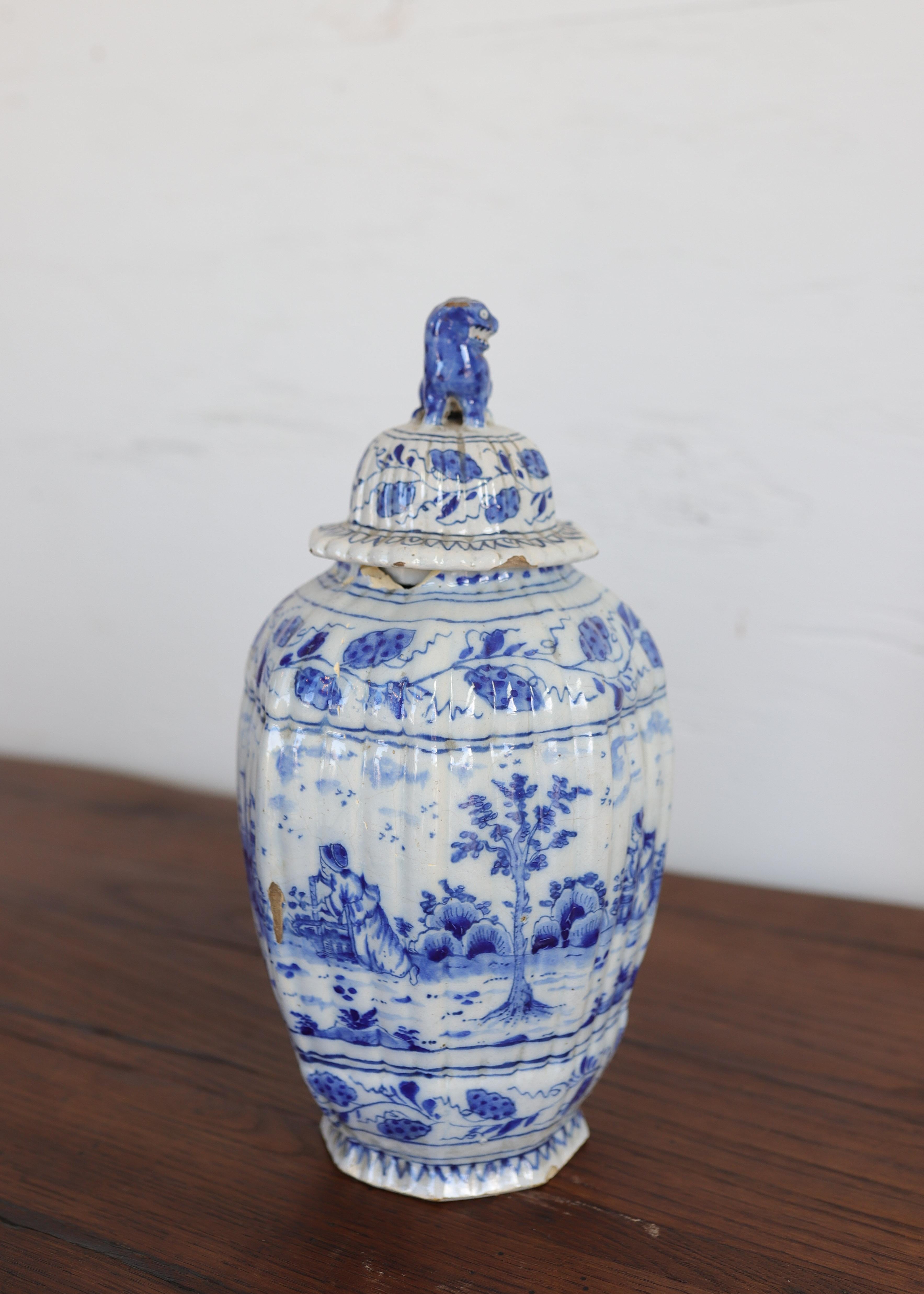 Paire d'A.I.C. de la fin du XVIIIe siècle. Pots en faïence française avec détails de têtes de lions en vente 6