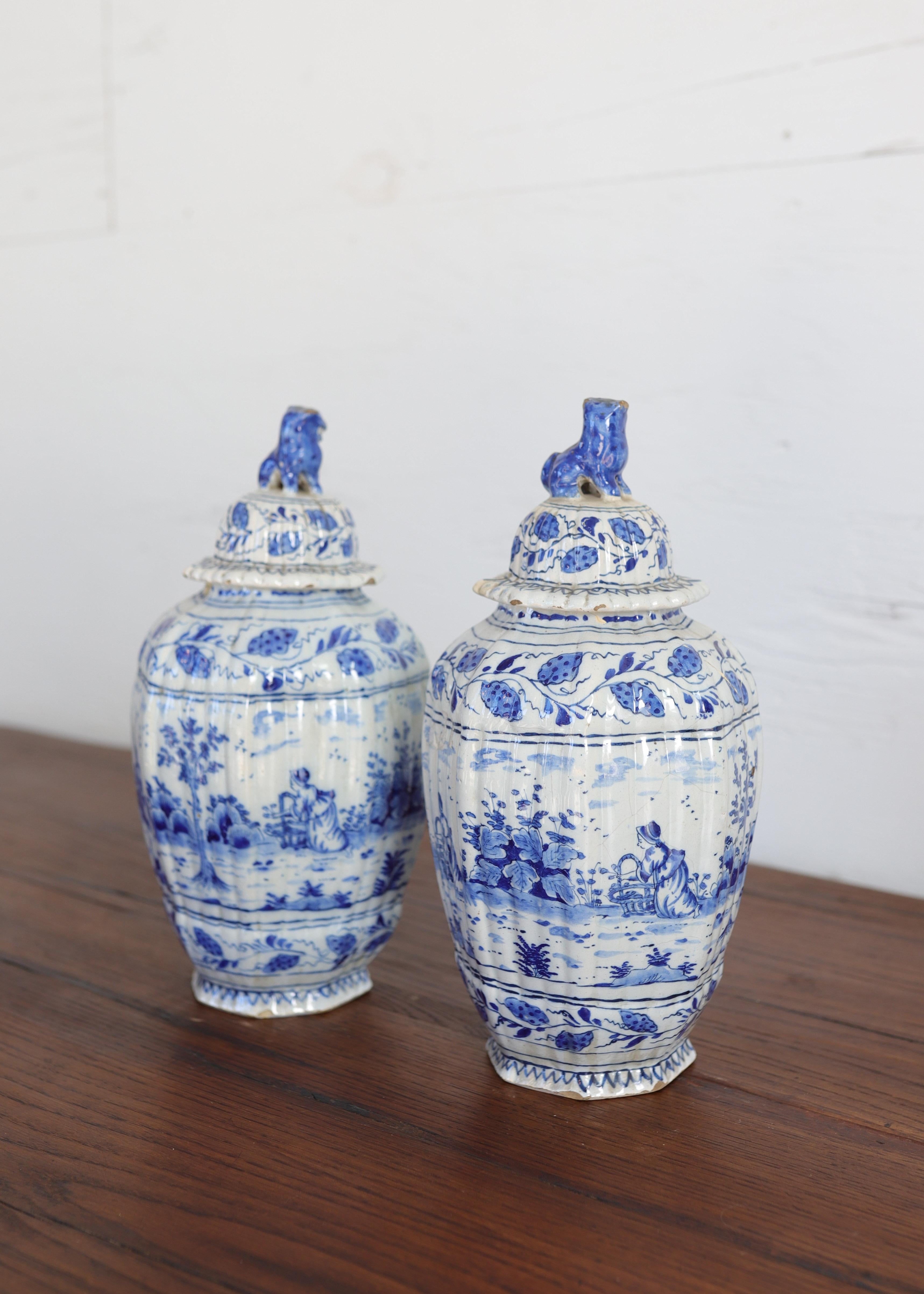 Fait main Paire d'A.I.C. de la fin du XVIIIe siècle. Pots en faïence française avec détails de têtes de lions en vente