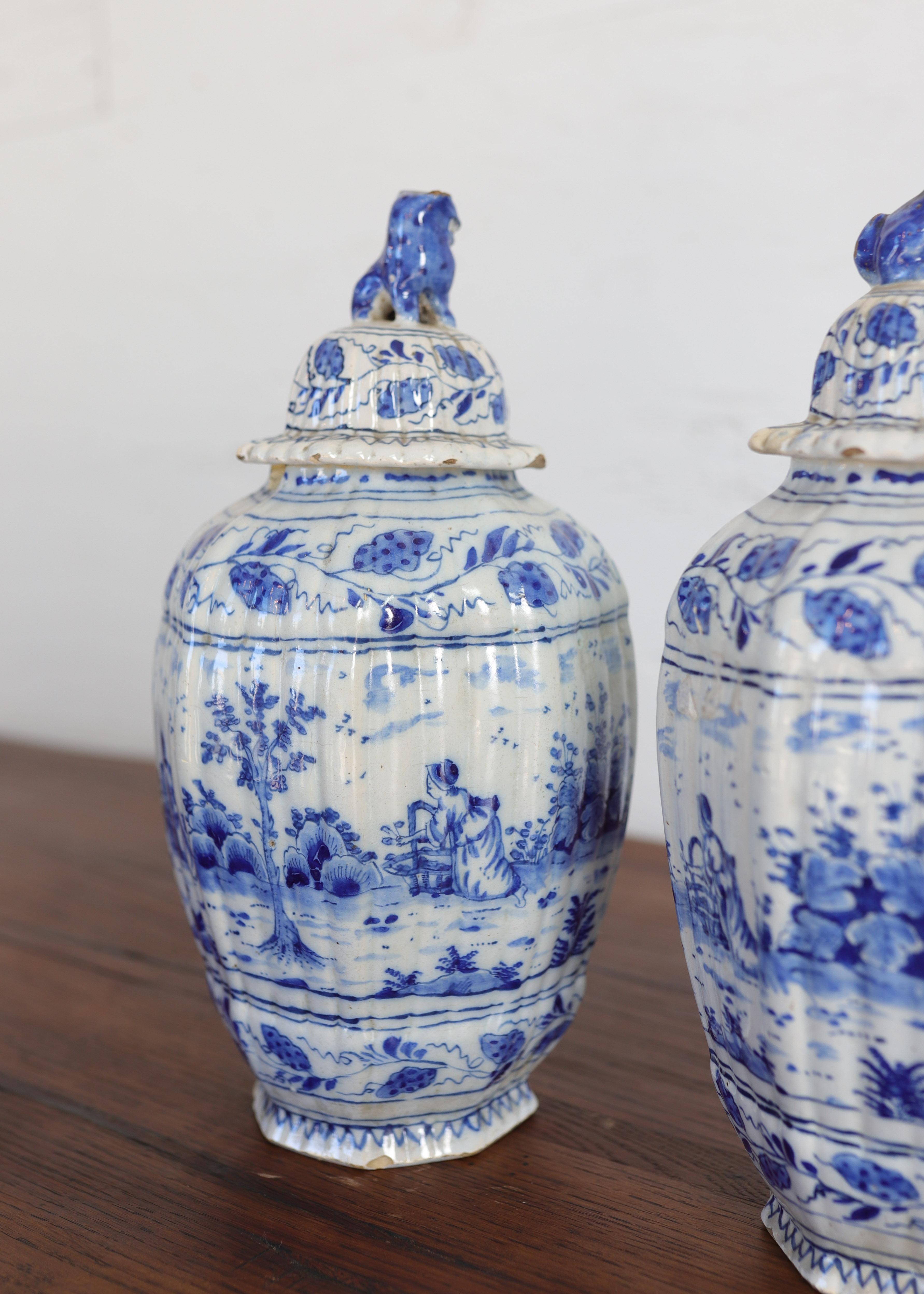 Paire d'A.I.C. de la fin du XVIIIe siècle. Pots en faïence française avec détails de têtes de lions Abîmé - En vente à Atlanta, GA