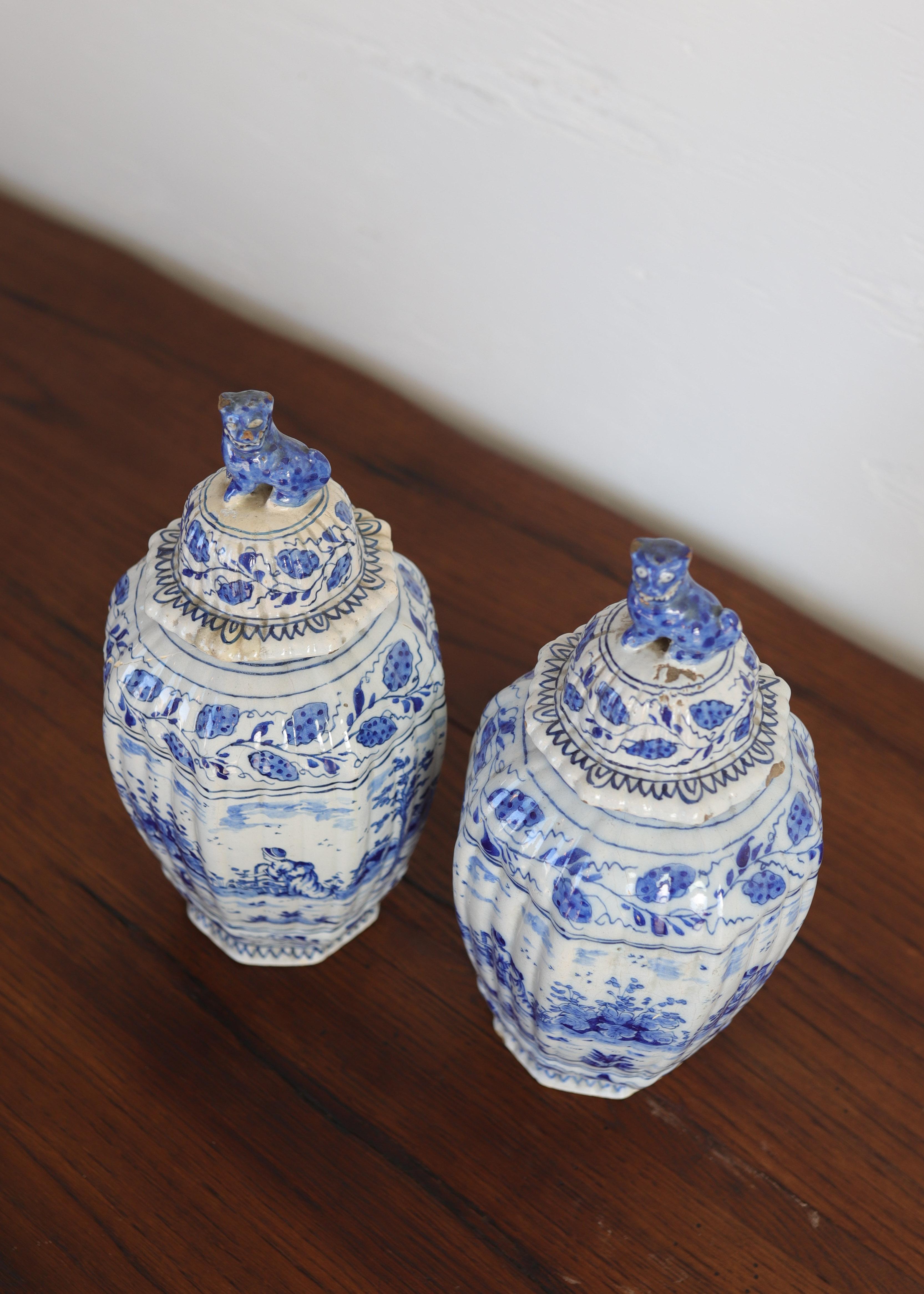 Poterie Paire d'A.I.C. de la fin du XVIIIe siècle. Pots en faïence française avec détails de têtes de lions en vente