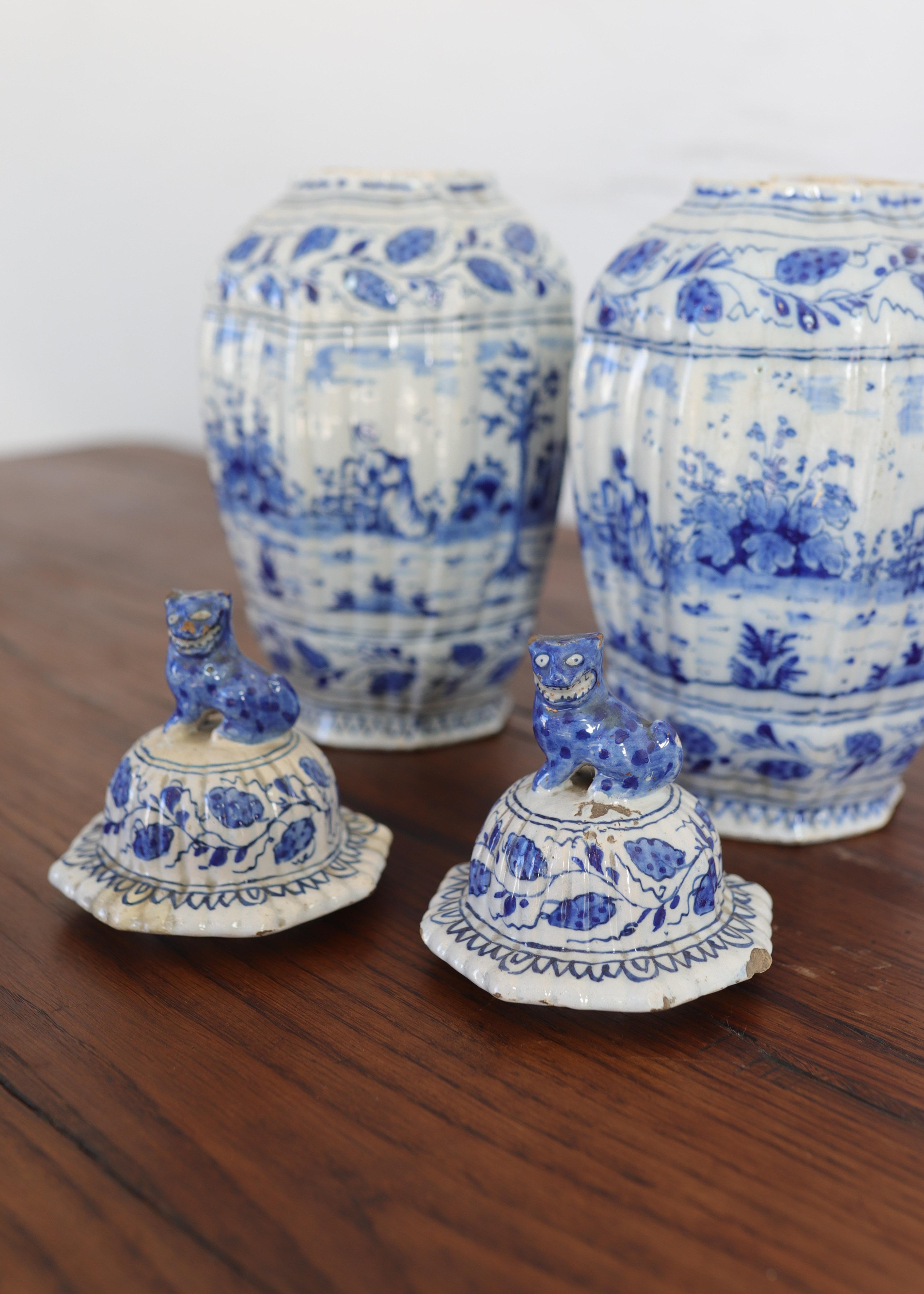 Paire d'A.I.C. de la fin du XVIIIe siècle. Pots en faïence française avec détails de têtes de lions en vente 1