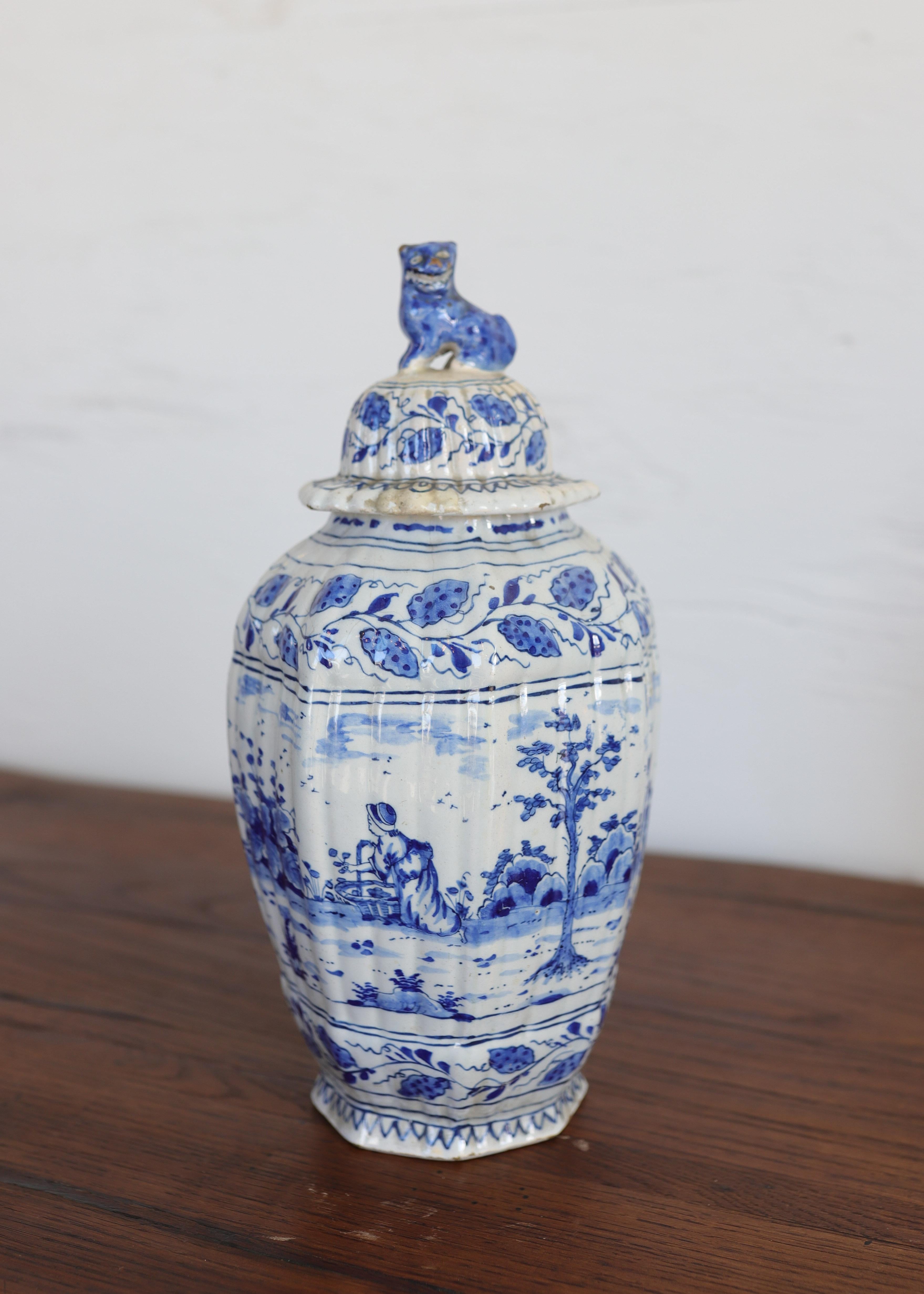 Paire d'A.I.C. de la fin du XVIIIe siècle. Pots en faïence française avec détails de têtes de lions en vente 3