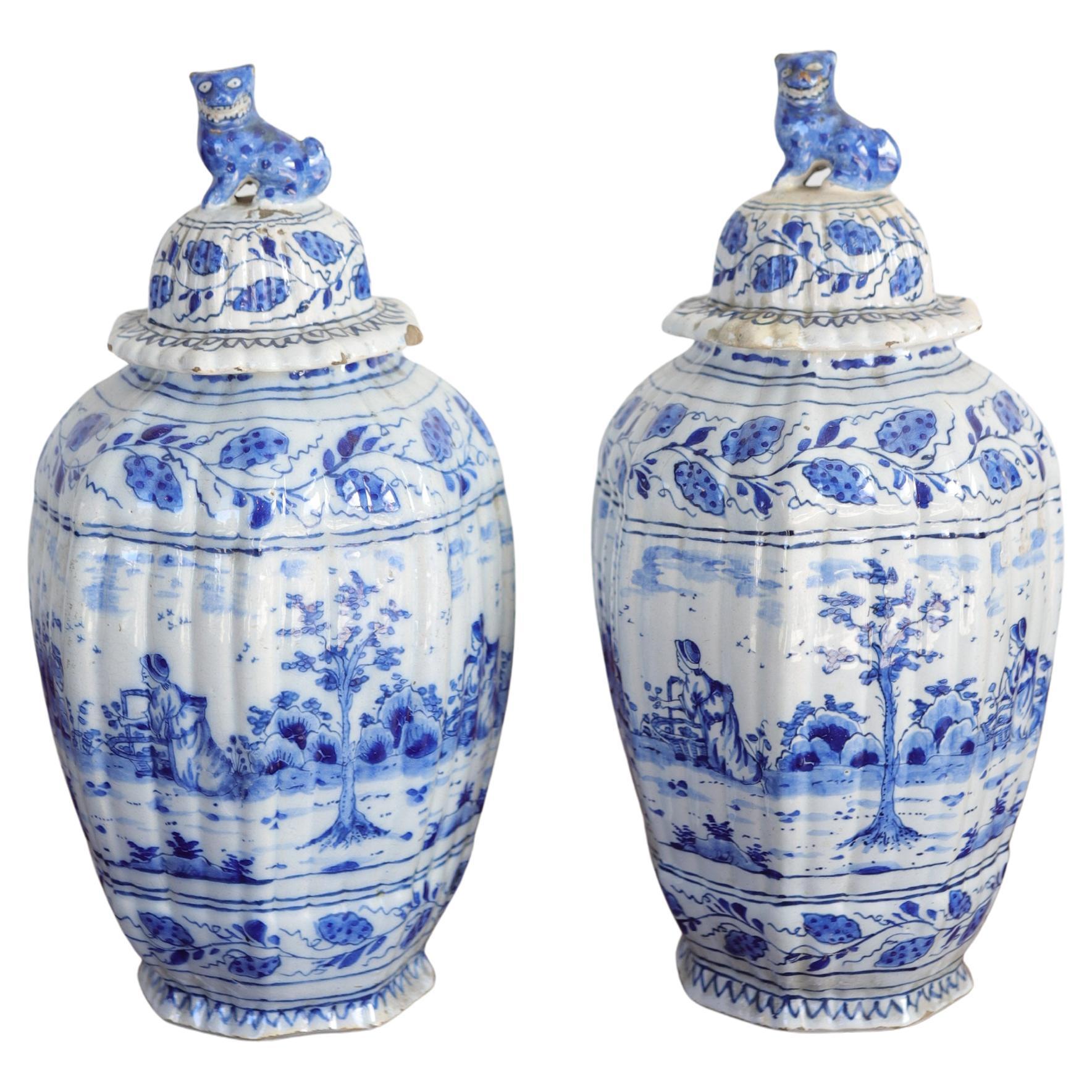 Coppia di oggetti della fine del XVIII secolo. Vasetti di terracotta francesi con dettagli di teste di leone