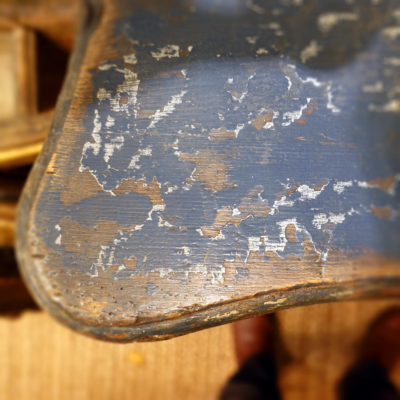 Zwei italienische Schränke aus dem späten 18. Jahrhundert mit keramisch-blauer Bemalung (Handgeschnitzt) im Angebot