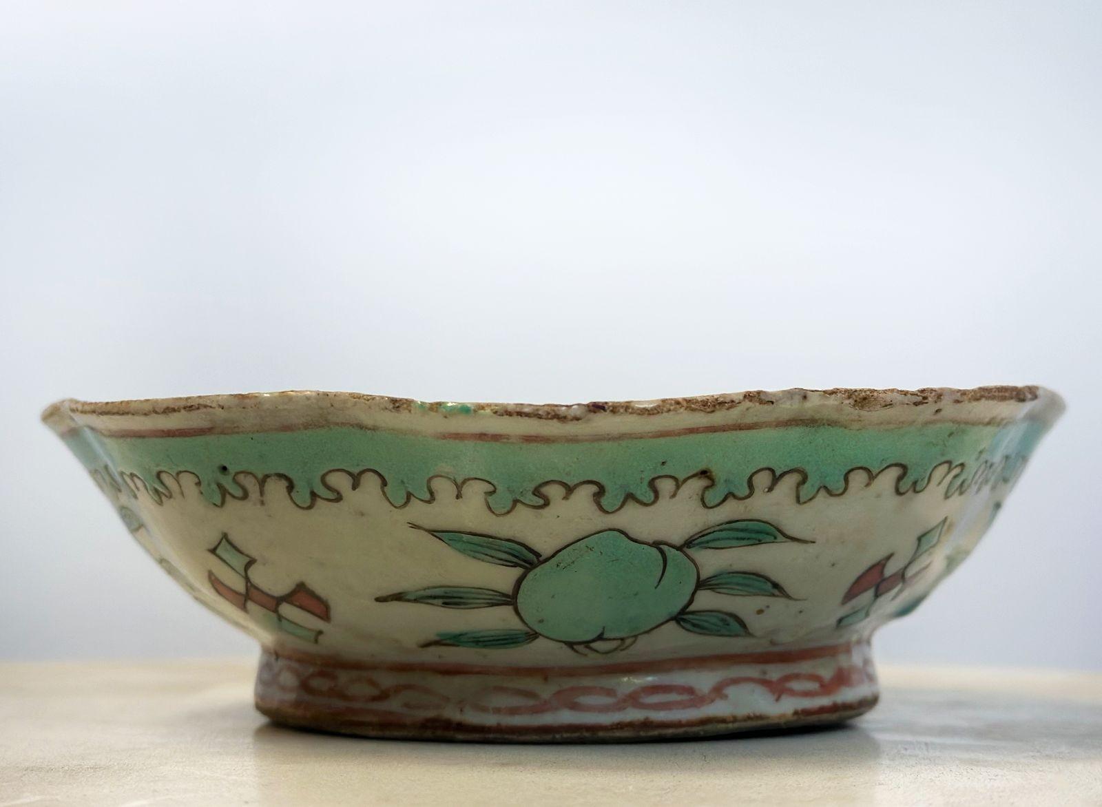 Pair of Late 18th Century Chinese Famille Rose Bowls In Good Condition For Sale In Los Angeles, CA