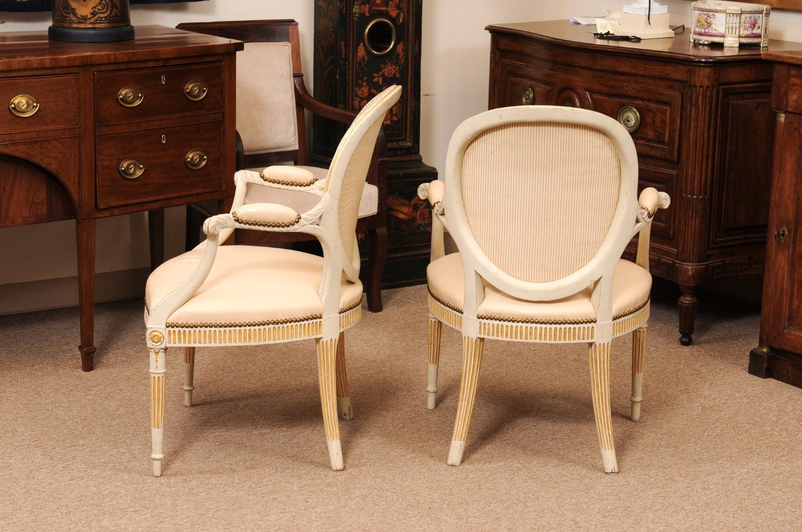Pareja de Fauteuils Neoclásicos Continentales Pintados y Parcelados de Finales del Siglo XVIII en venta 5
