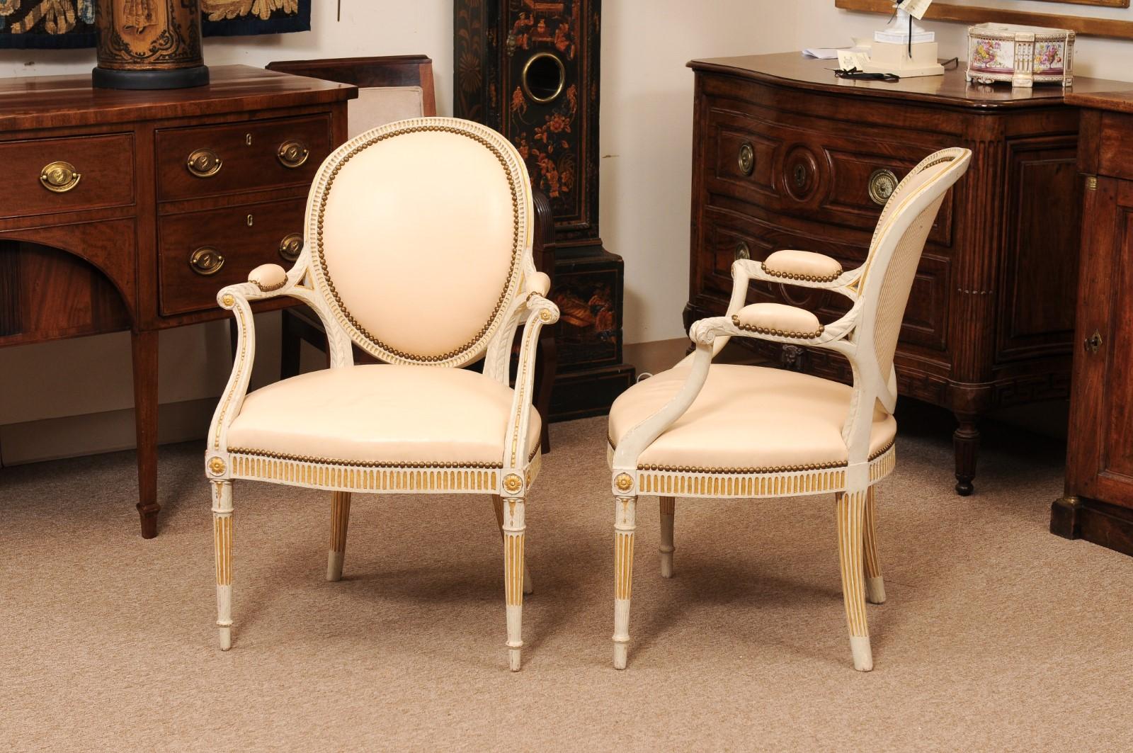 Pareja de Fauteuils Neoclásicos Continentales Pintados y Parcelados de Finales del Siglo XVIII en venta 6