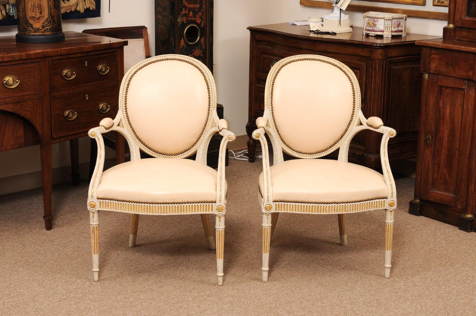Pareja de Fauteuils Neoclásicos Continentales Pintados y Parcelados de Finales del Siglo XVIII en venta 7