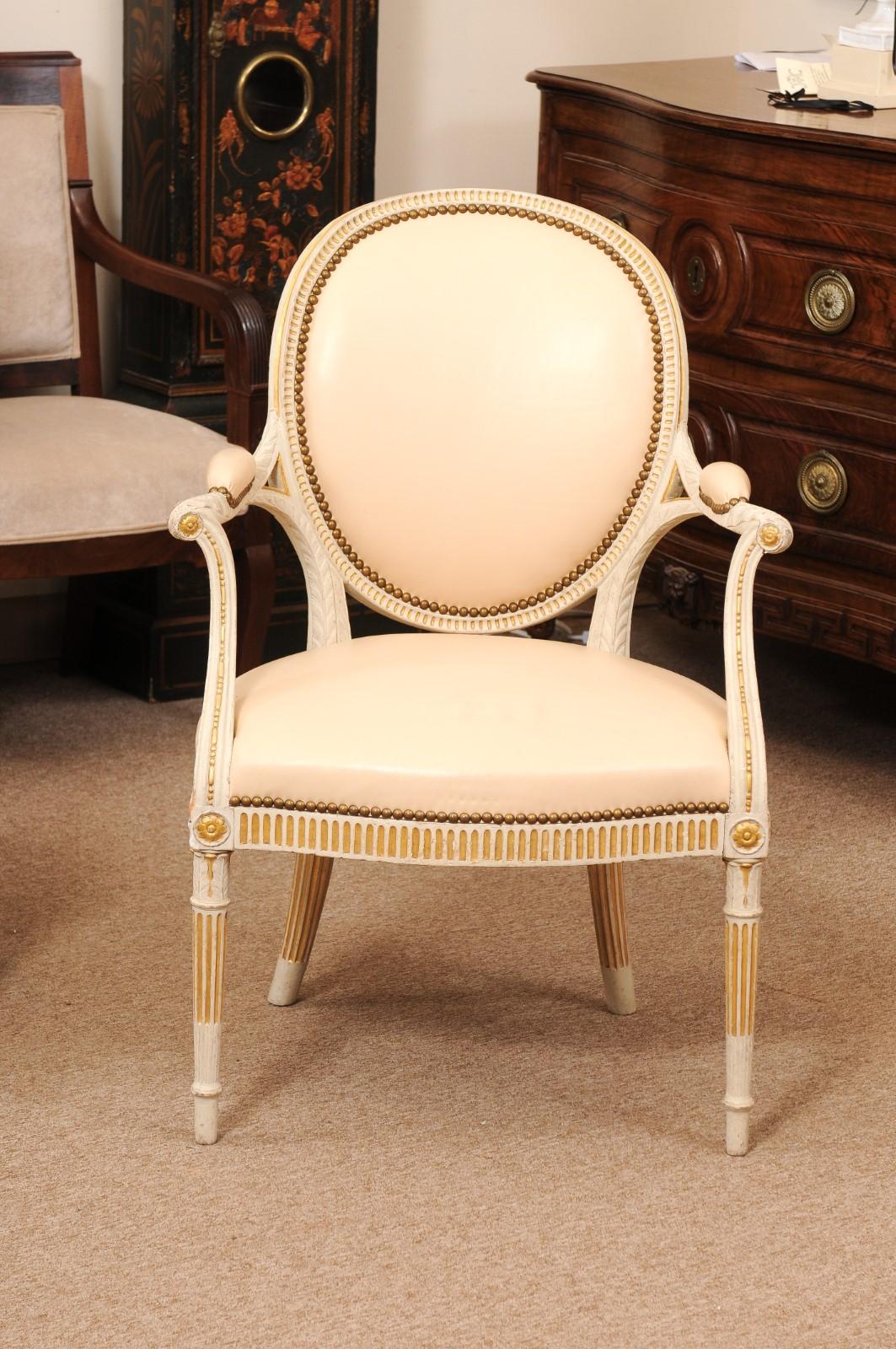 Pareja de Fauteuils Neoclásicos Continentales Pintados y Parcelados de Finales del Siglo XVIII siglo XVIII y antes en venta