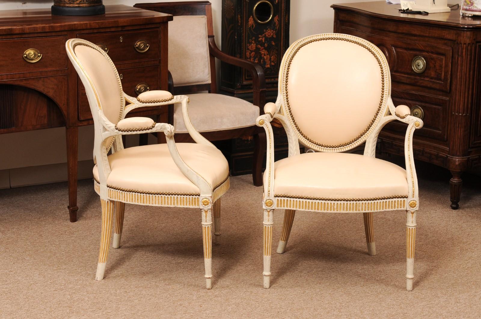 Pareja de Fauteuils Neoclásicos Continentales Pintados y Parcelados de Finales del Siglo XVIII Madera en venta