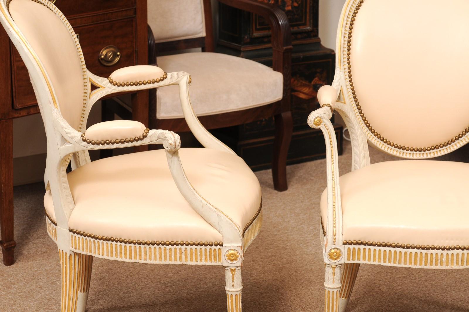 Pareja de Fauteuils Neoclásicos Continentales Pintados y Parcelados de Finales del Siglo XVIII en venta 1