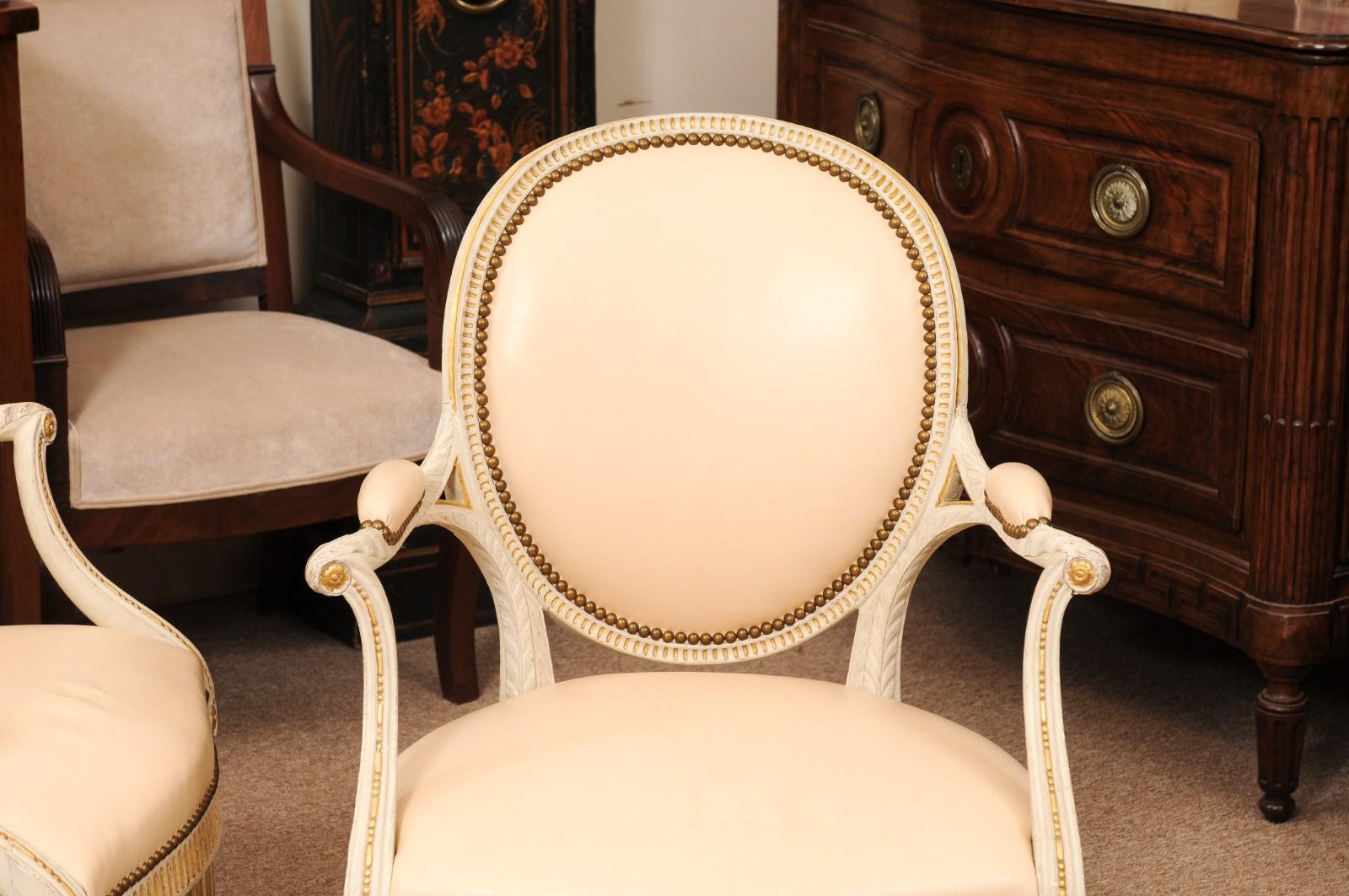 Pareja de Fauteuils Neoclásicos Continentales Pintados y Parcelados de Finales del Siglo XVIII en venta 2