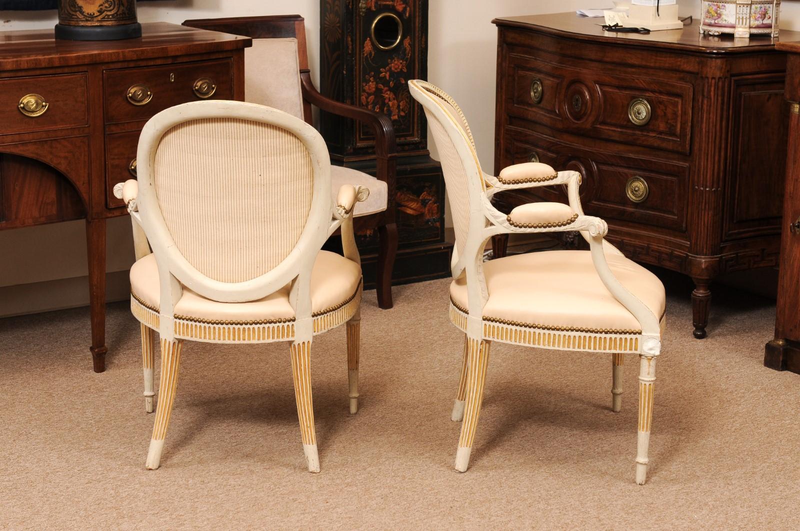 Pareja de Fauteuils Neoclásicos Continentales Pintados y Parcelados de Finales del Siglo XVIII en venta 3