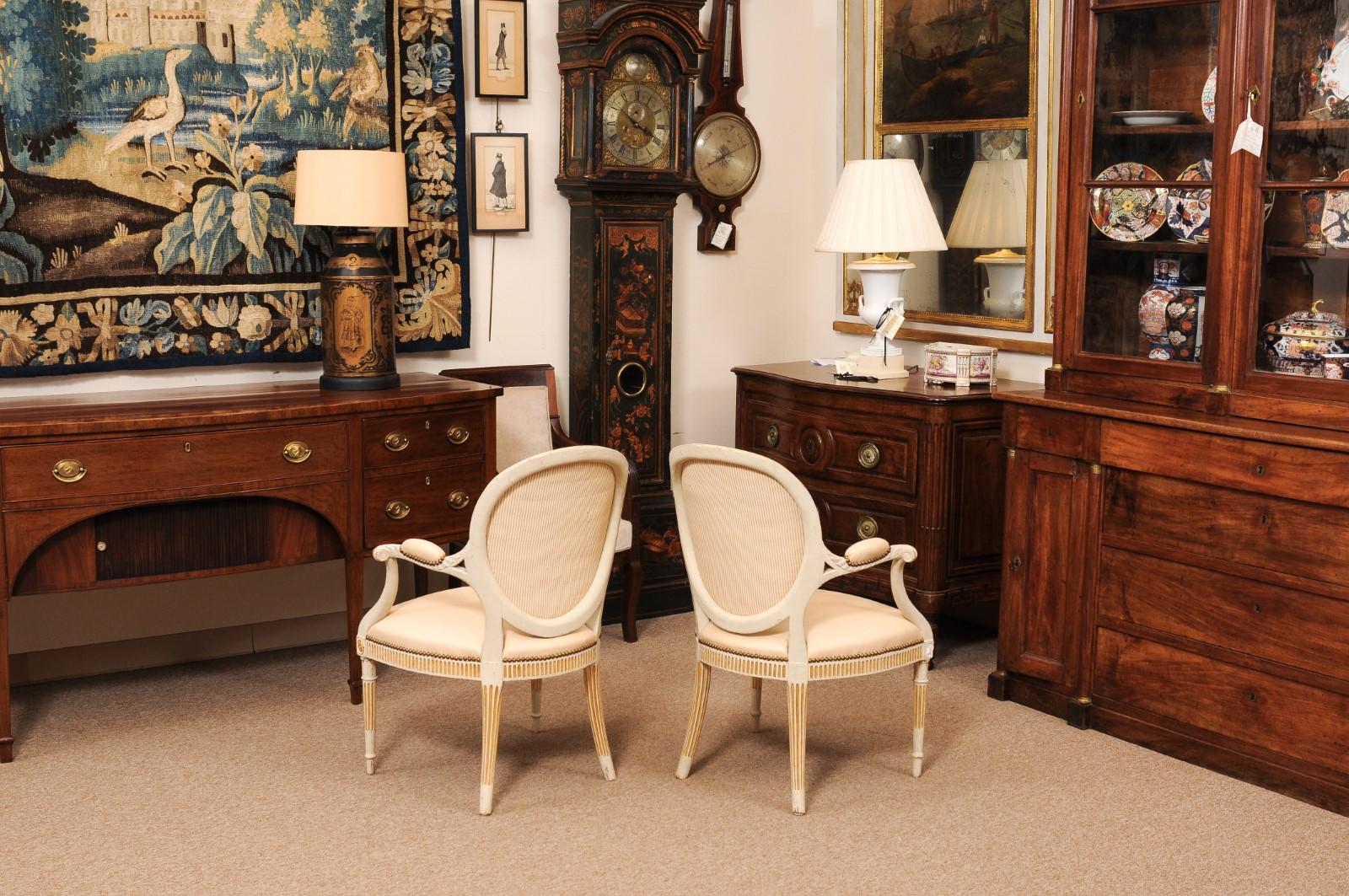 Pareja de Fauteuils Neoclásicos Continentales Pintados y Parcelados de Finales del Siglo XVIII en venta 4