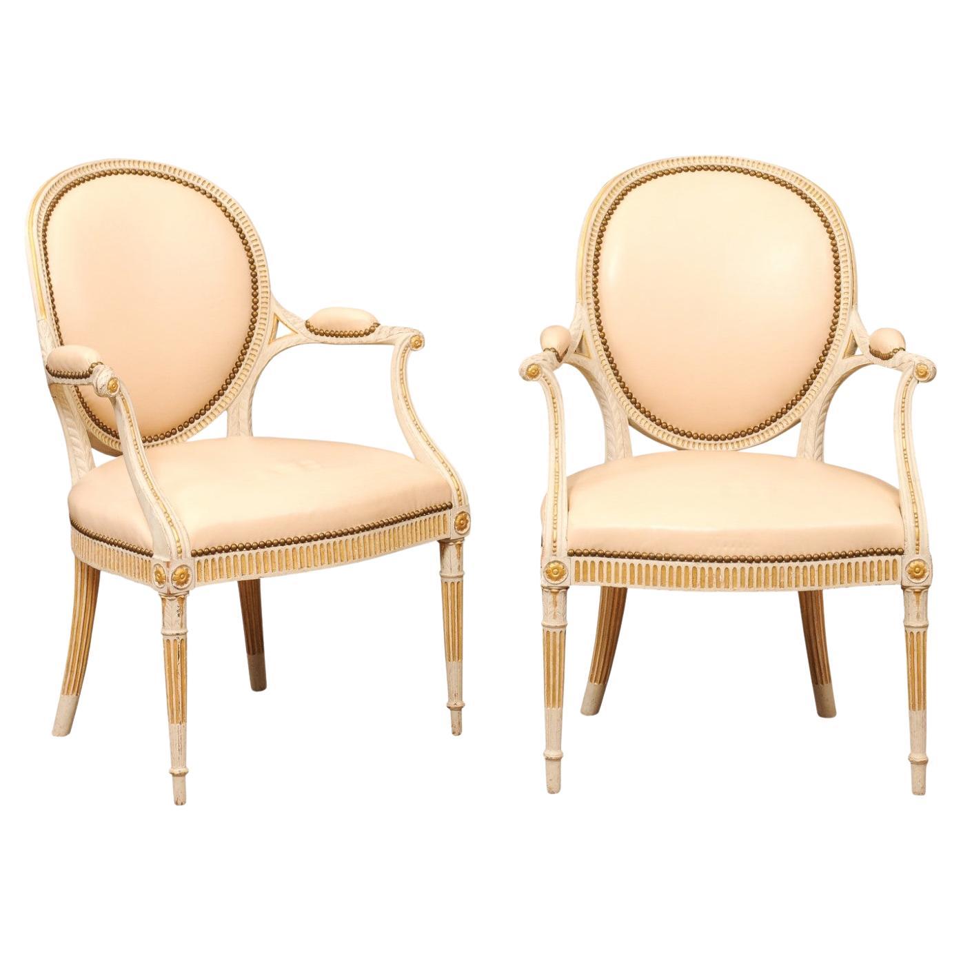 Pareja de Fauteuils Neoclásicos Continentales Pintados y Parcelados de Finales del Siglo XVIII en venta