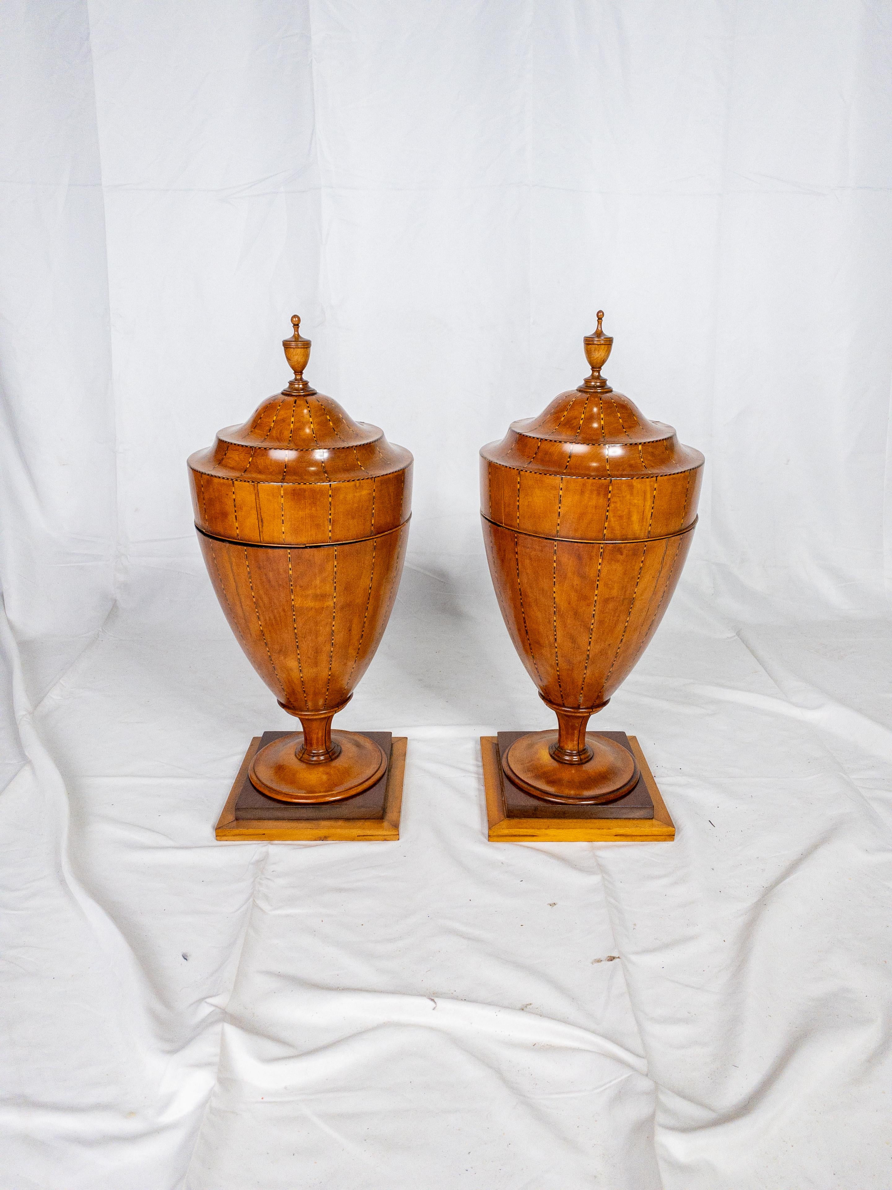 Une paire de boîtes à couverts en forme d'urne de la fin du XVIIIe siècle représente un mélange exquis d'artisanat et d'art décoratif de l'époque. Ces boîtes, conçues pour ranger et présenter les couverts, témoignent des talents de menuisier de