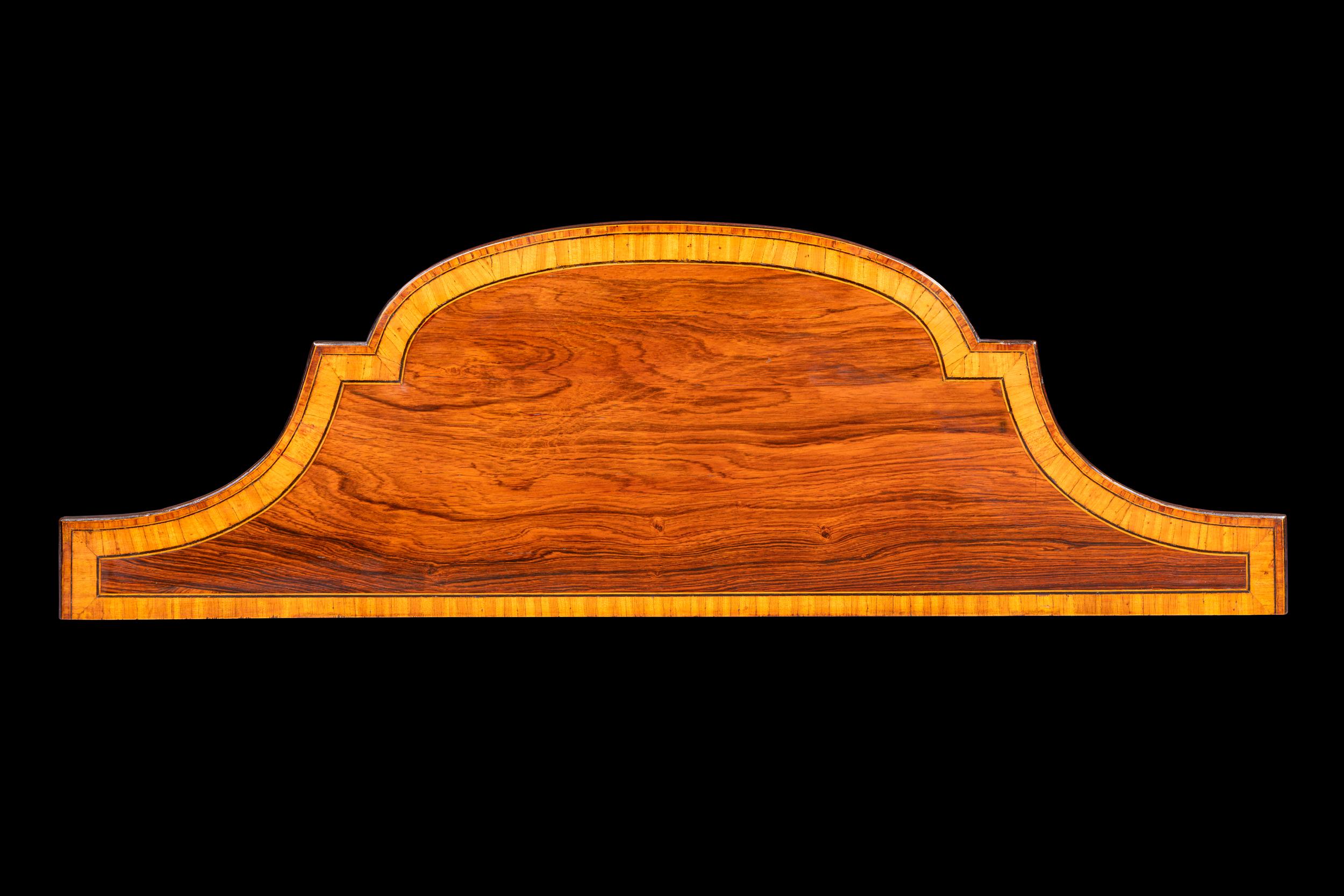 Paar englische Konsolen-/Beistelltische aus dem späten 18. Jahrhundert in Serpentinenform (Holz) im Angebot