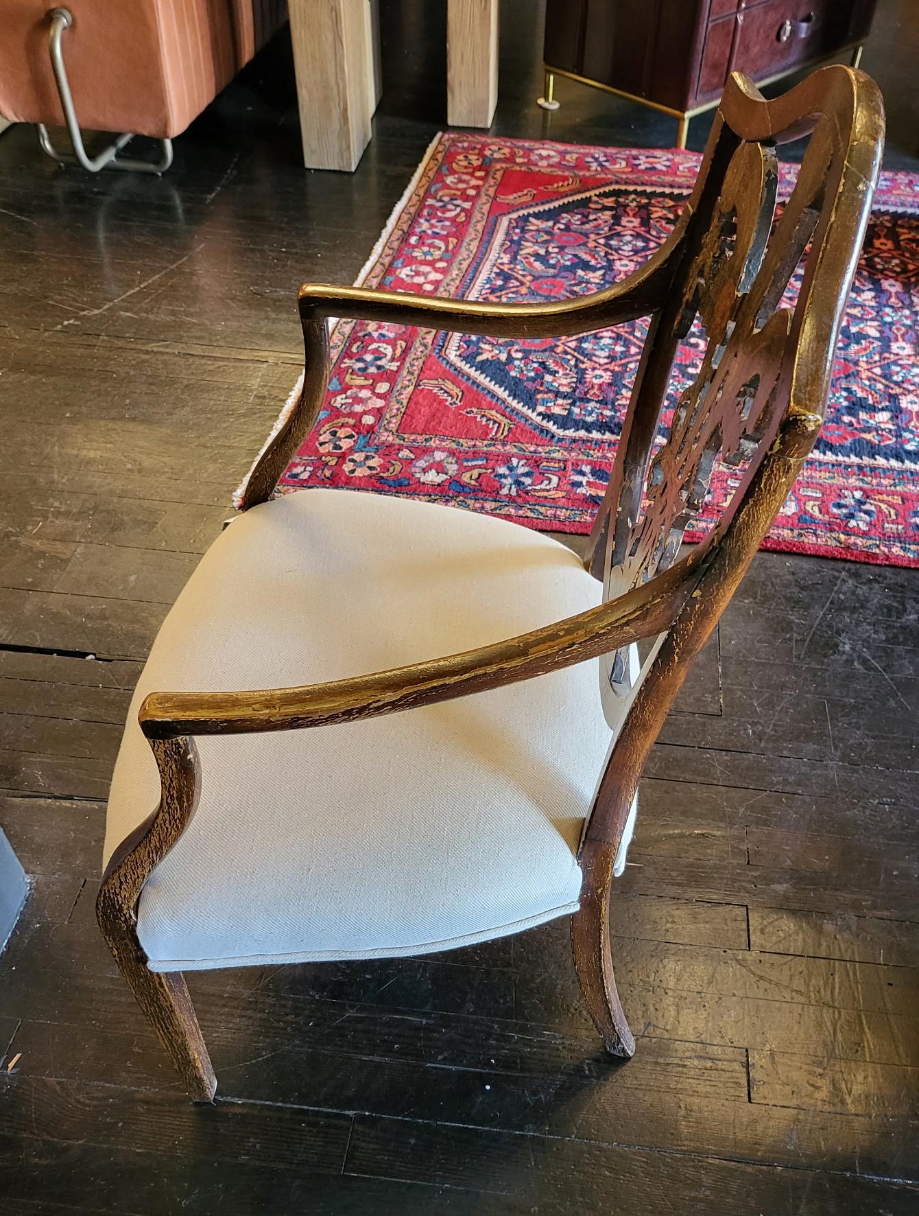 Anglais Paire de fauteuils en Hepplewhite peints anglais de la fin du XVIIIe siècle en vente