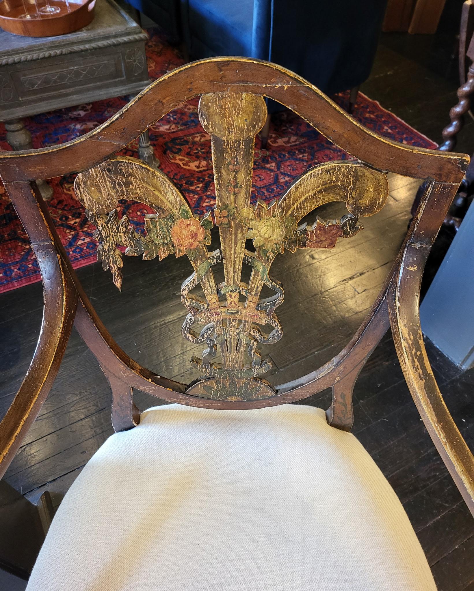 Paire de fauteuils en Hepplewhite peints anglais de la fin du XVIIIe siècle Bon état - En vente à Middleburg, VA