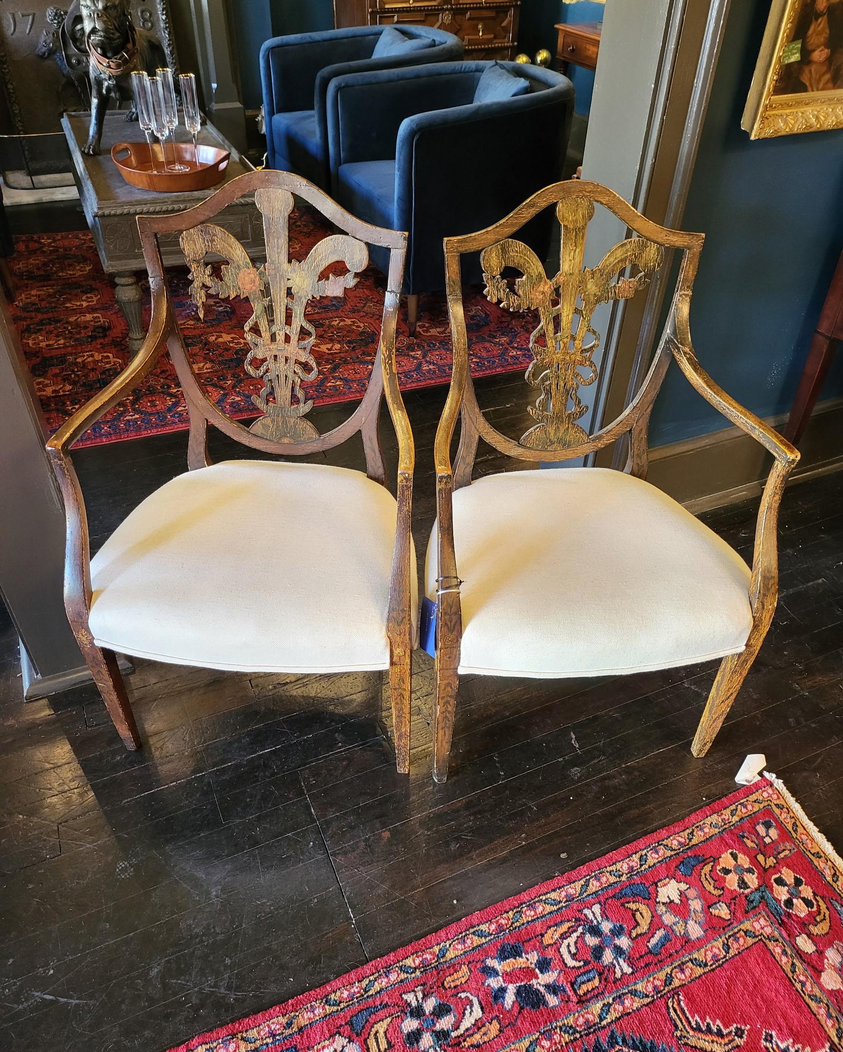 Paire de fauteuils en Hepplewhite peints anglais de la fin du XVIIIe siècle en vente 2