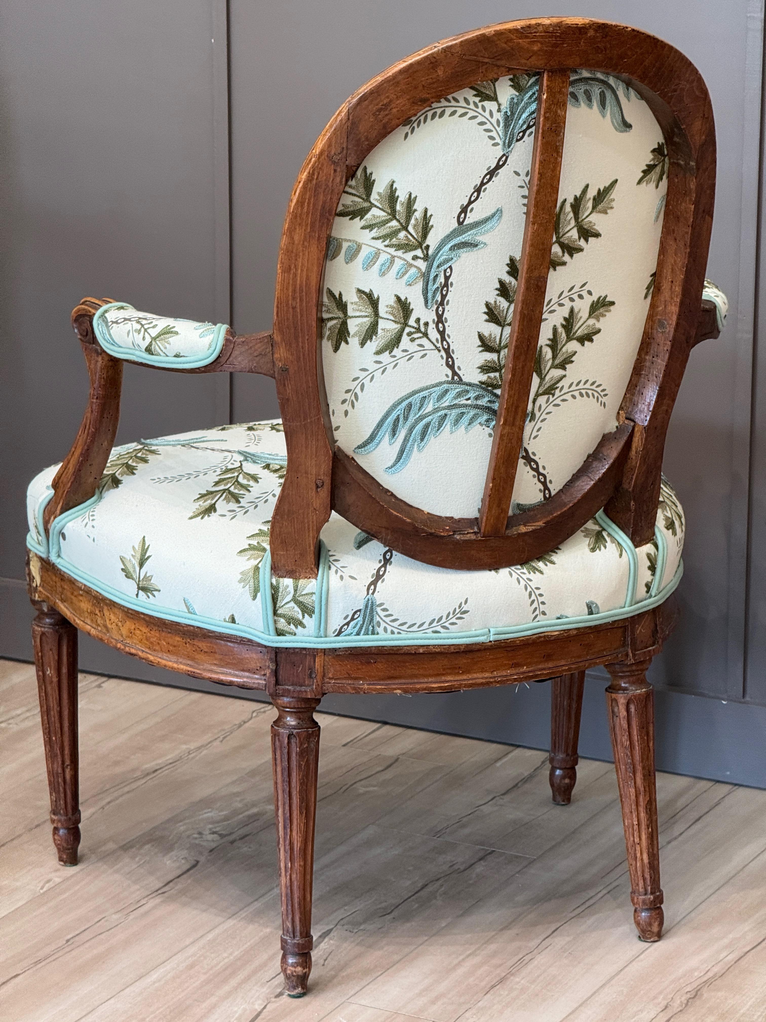 Pair of Late 18th Century French Beechwood Fauteuils in Acanthus Vine Fabric For Sale 7