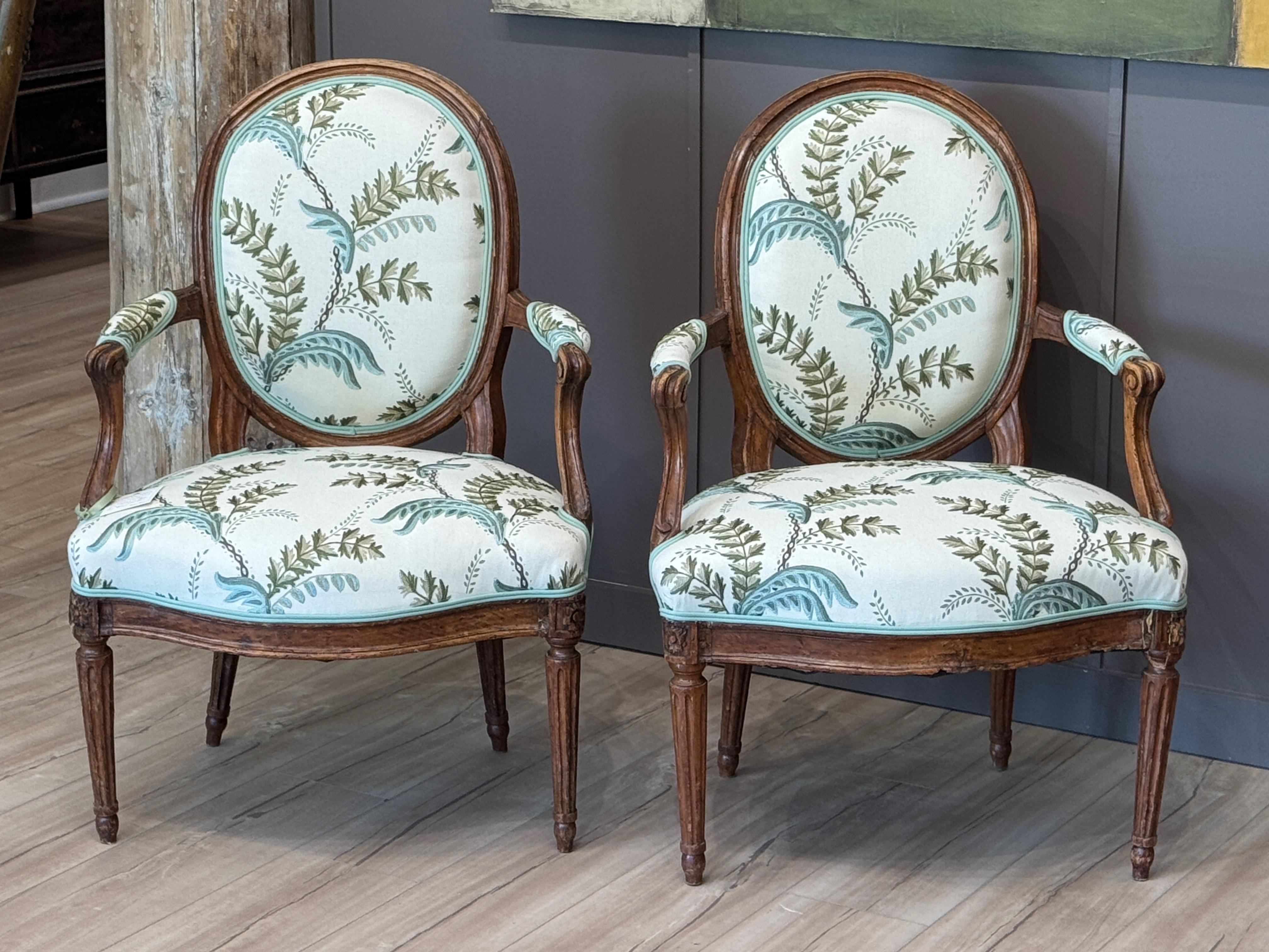 Pair of Late 18th Century French Beechwood Fauteuils in Acanthus Vine Fabric In Good Condition For Sale In Charlottesville, VA