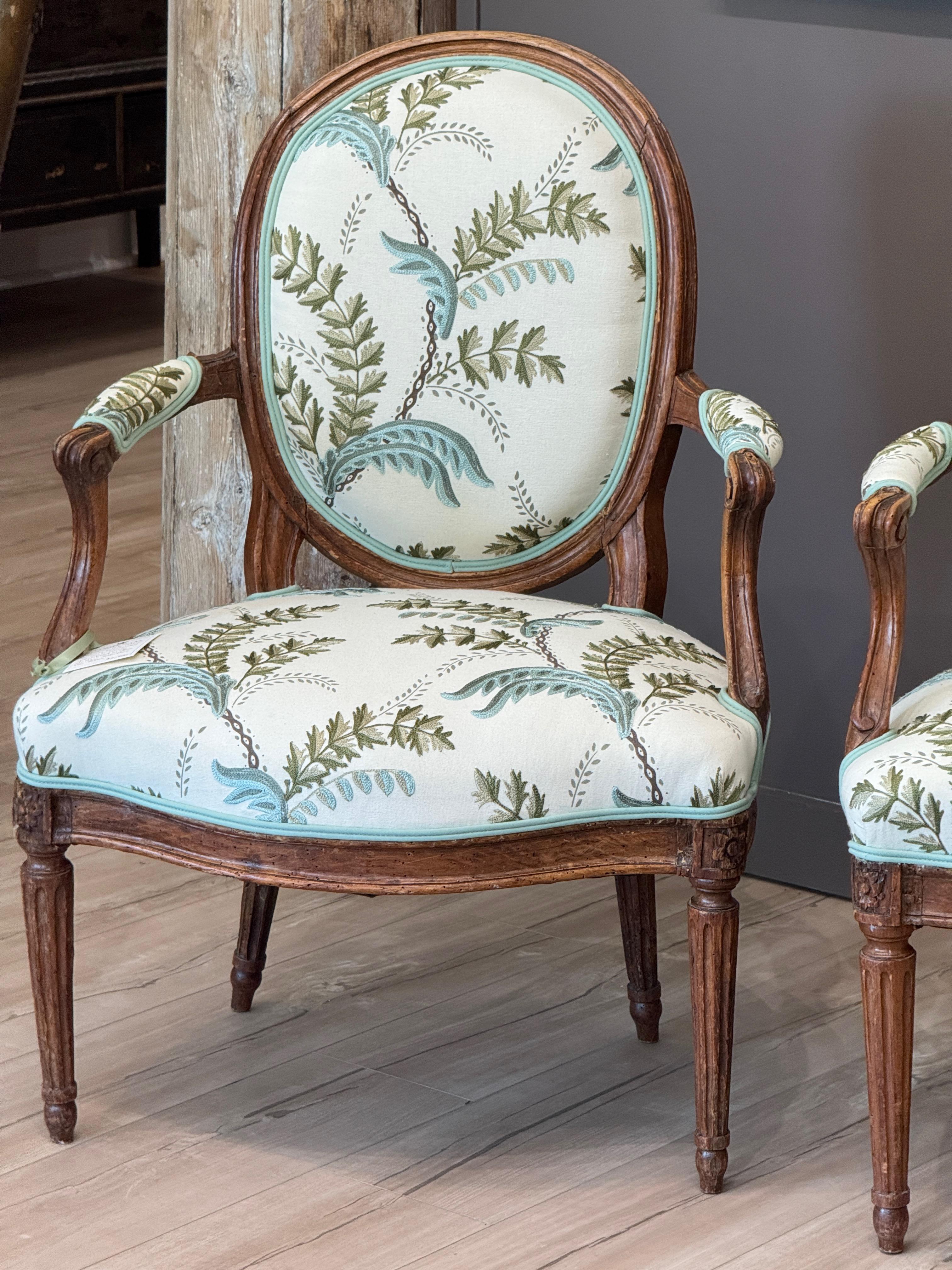 Pair of Late 18th Century French Beechwood Fauteuils in Acanthus Vine Fabric For Sale 1