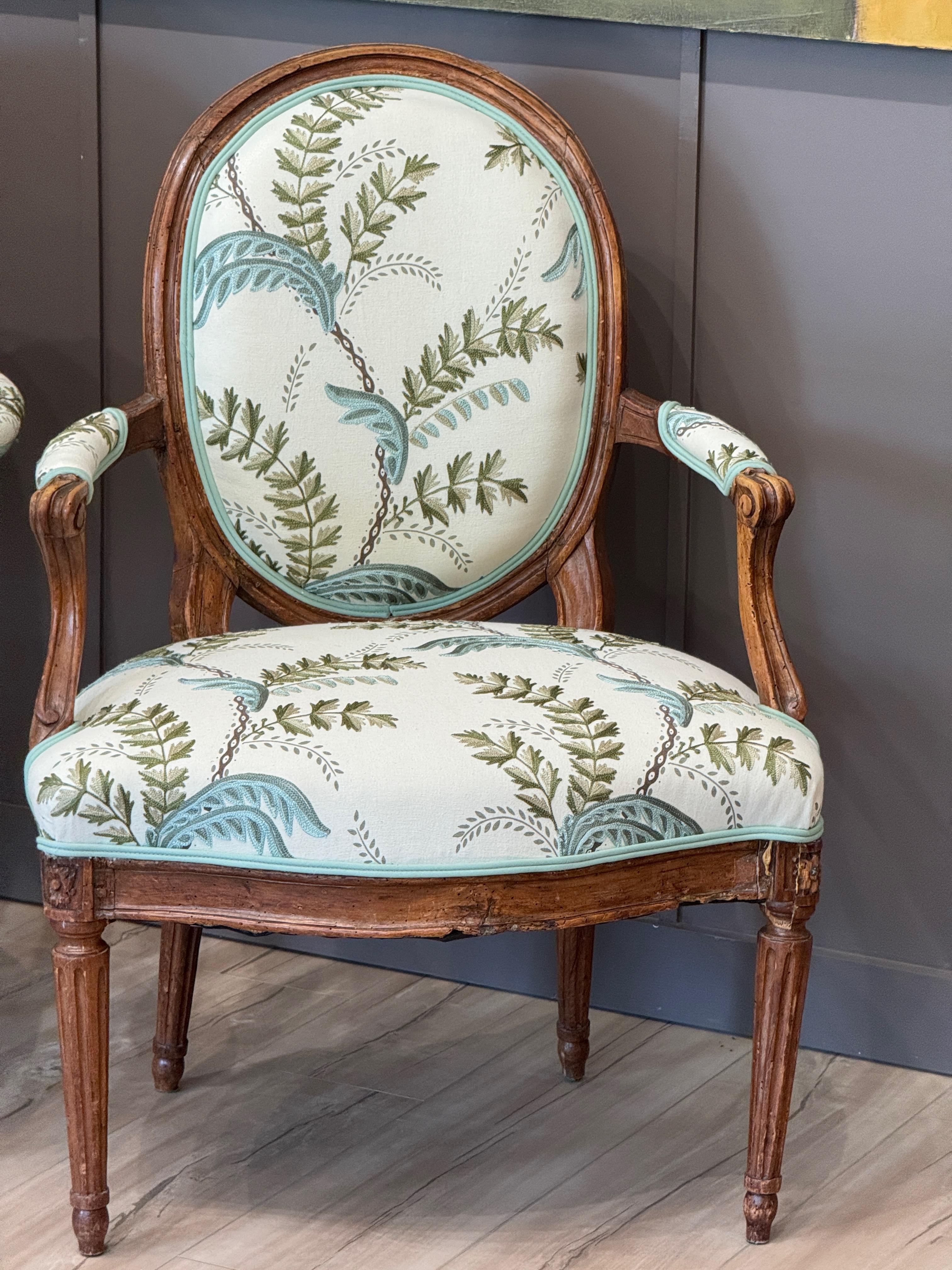 Pair of Late 18th Century French Beechwood Fauteuils in Acanthus Vine Fabric For Sale 2