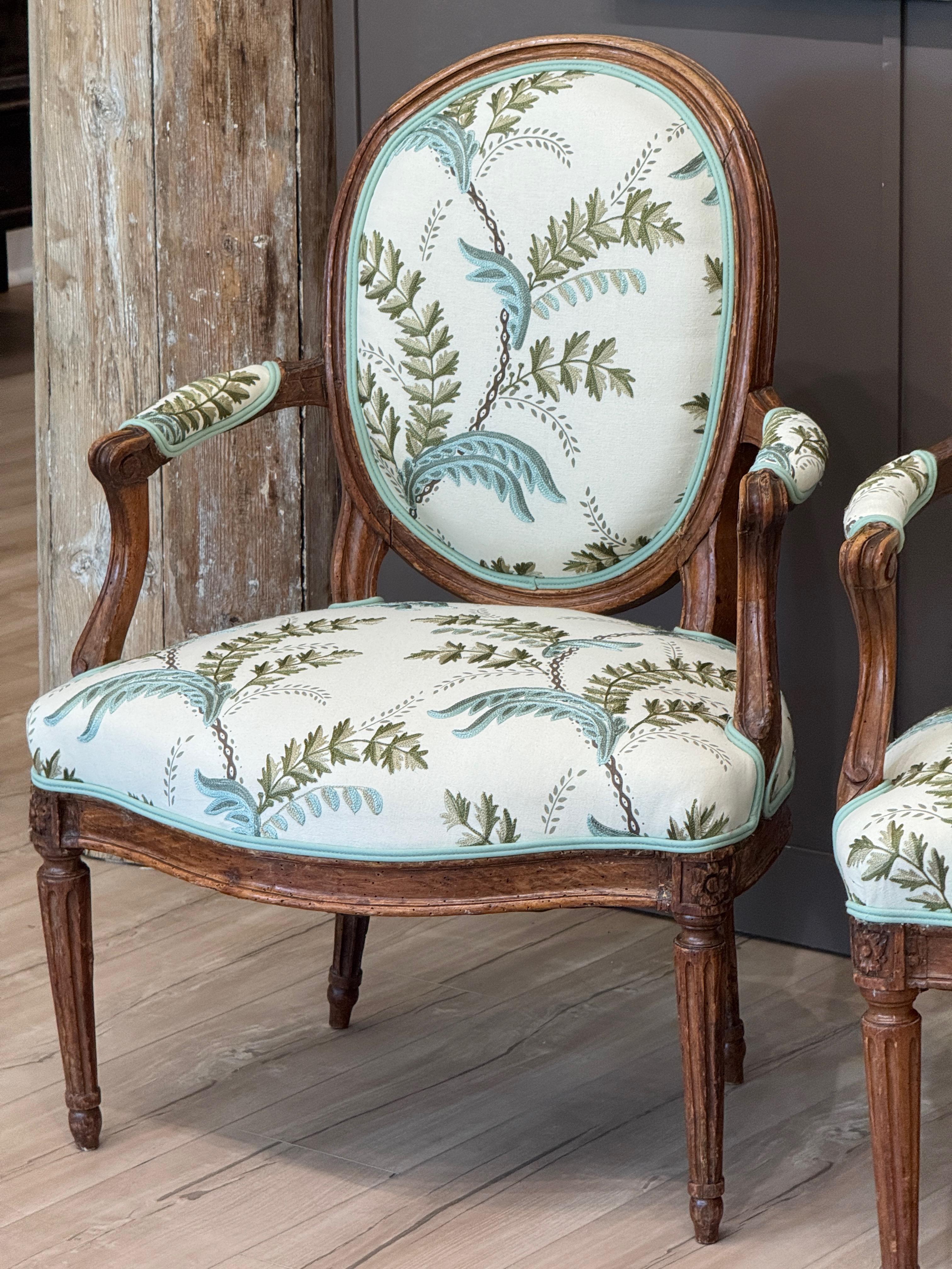 Pair of Late 18th Century French Beechwood Fauteuils in Acanthus Vine Fabric For Sale 3