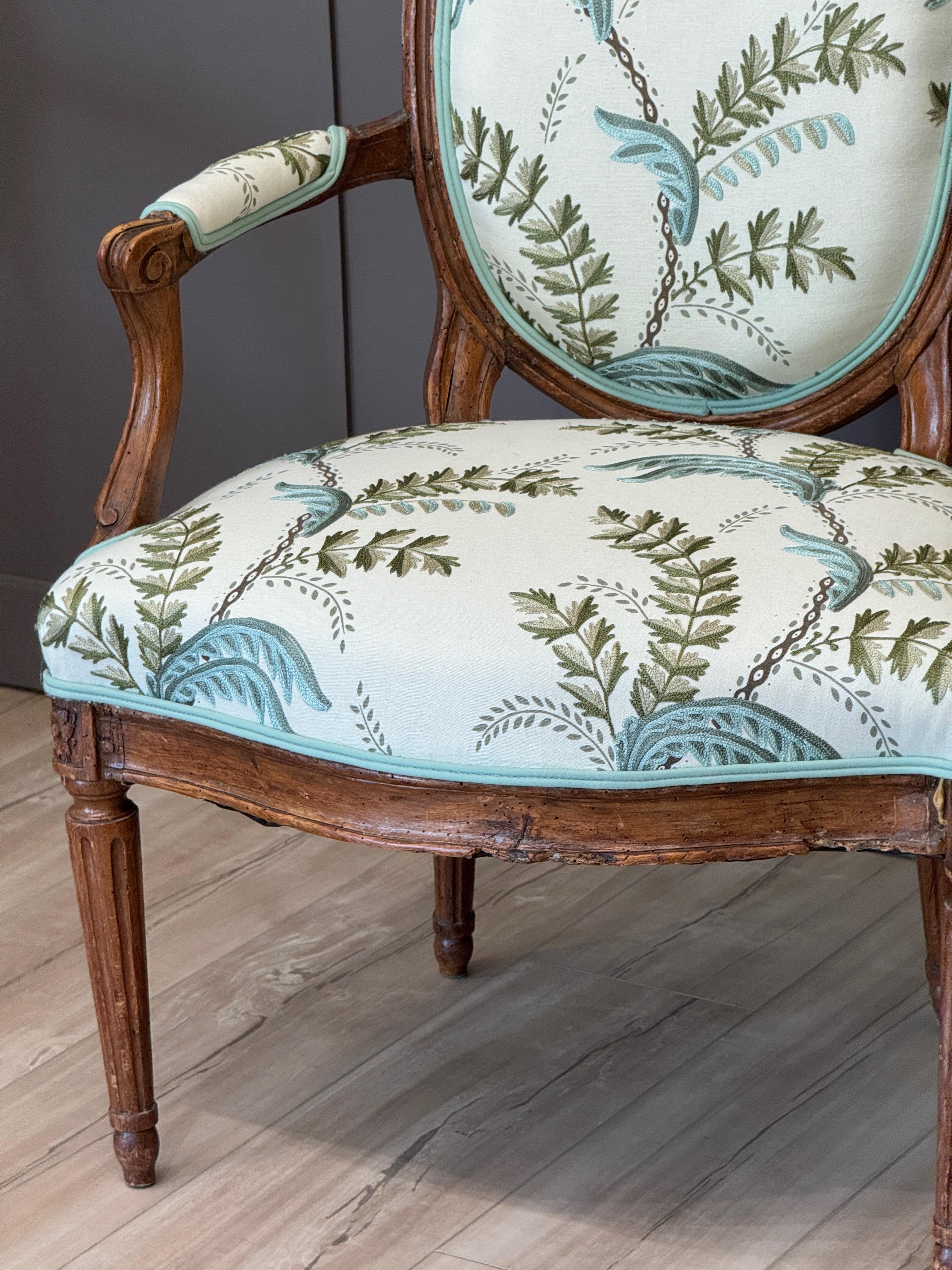 Pair of Late 18th Century French Beechwood Fauteuils in Acanthus Vine Fabric For Sale 4