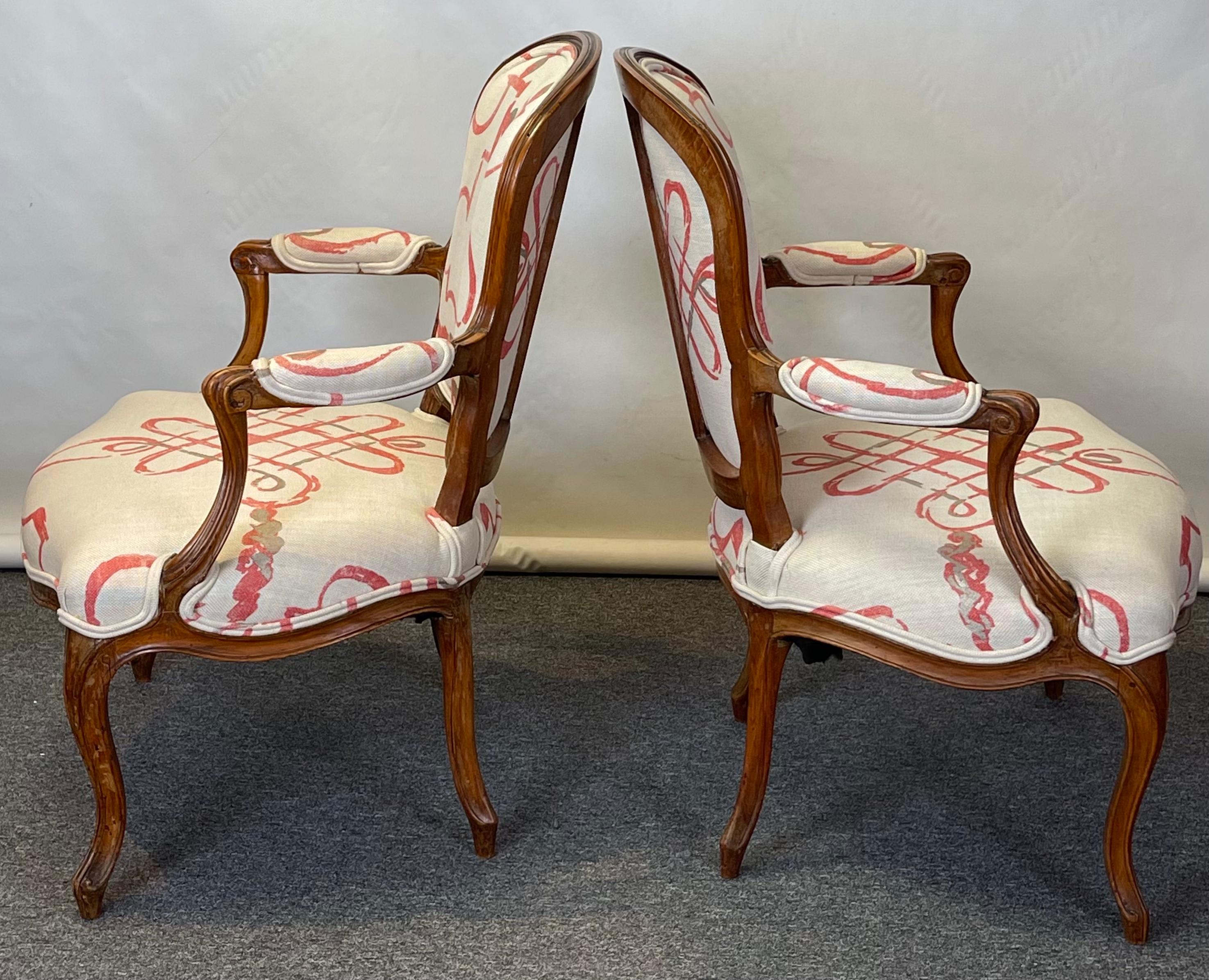Pair of Late 18th Century French Carved Walnut Fauteuils In Good Condition In Kilmarnock, VA