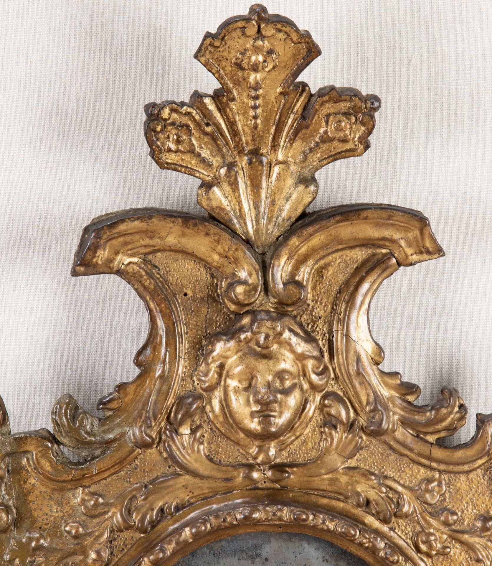 Français Paire de miroirs en bois doré Louis XVI de la fin du XVIIIe siècle en vente