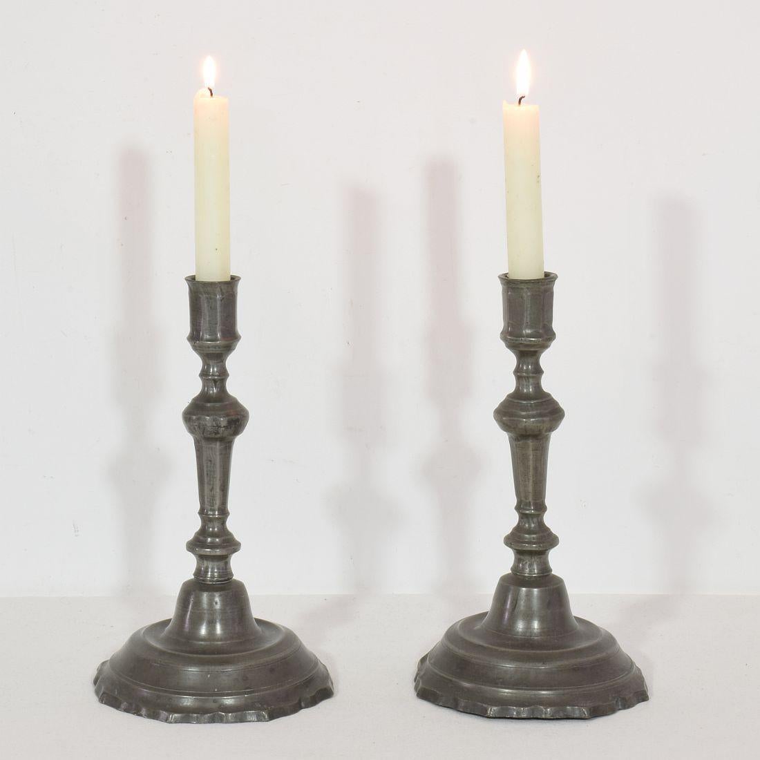 Bella coppia di portacandele in peltro con una bella patina.
Francia circa 1780.
Condizioni atmosferiche con lievi perdite.