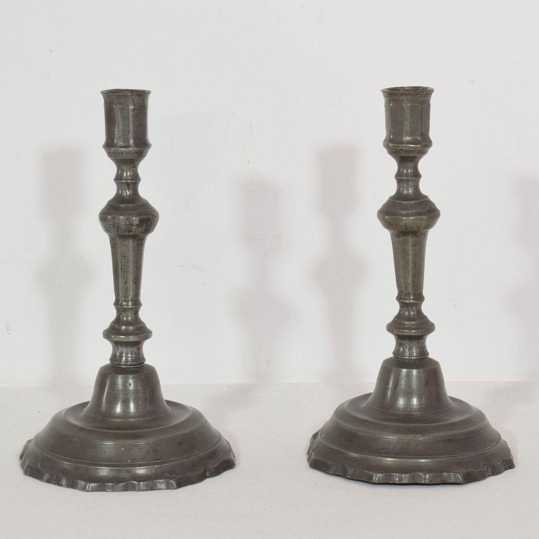 Pair of Late 18th Century French Neoclassical Pewter Candleholders In Good Condition For Sale In Buisson, FR